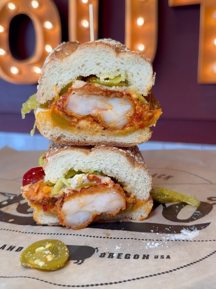 Have you tried our Chefwich yet?! 👀🔥

@donsfavoritefoods @donsalamonee understood the assignment and brought the absolute flavor with this one! 💯

🍤 Shrimp parm
🧀 Melty mozzarella
🍅 Fra diavolo sauce
🌶️ Pickled cherry peppers
🥖 Sesame hoagie 