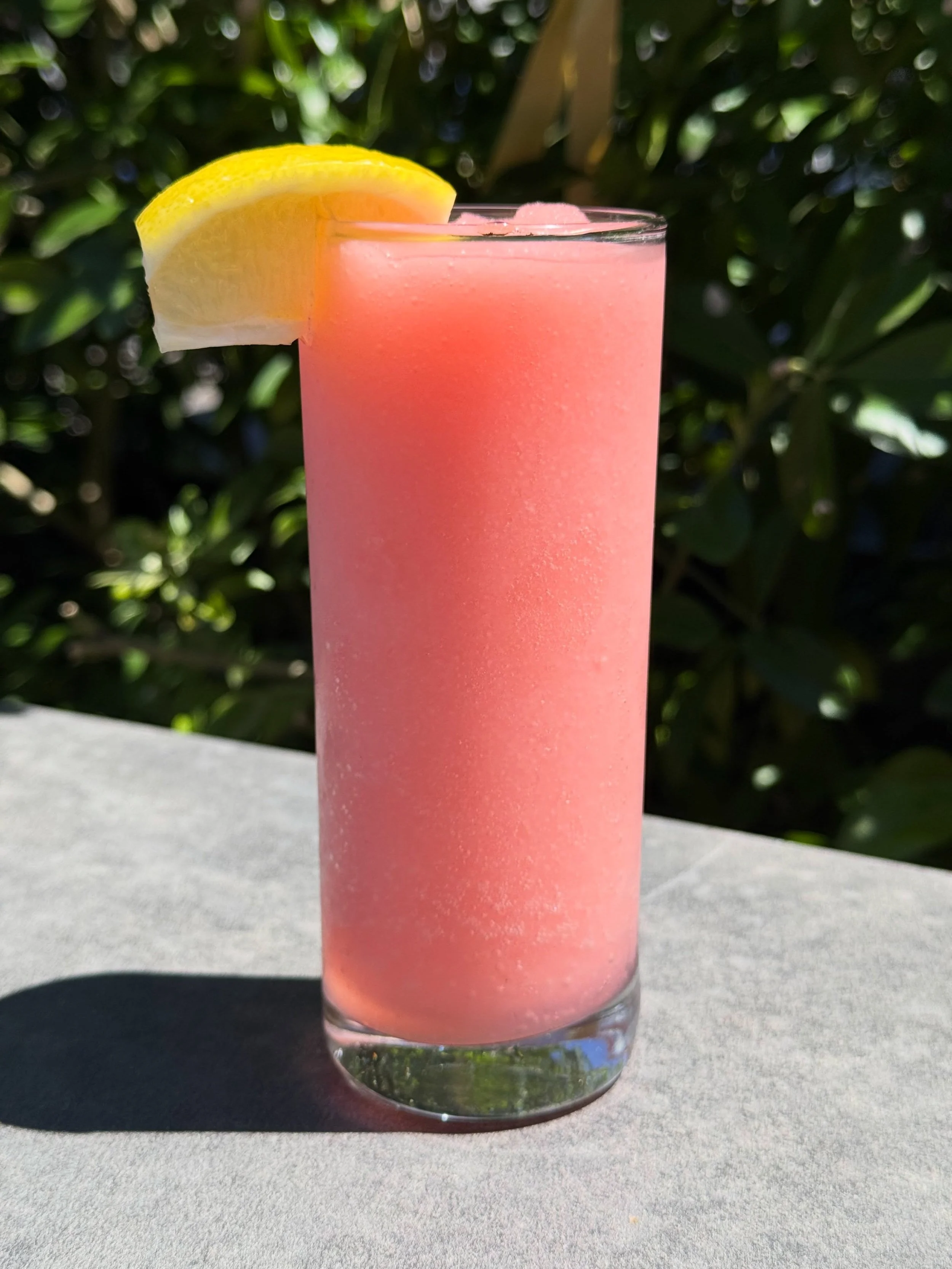 A NEW bombshell has entered the villa! Summer Situationship: gin, strawberry, lemon and mint! 🍓 ✨ Come and get it and treat yourself on Thirsty Thursday! ☀️ Our patio is open and the sun is shining! 😋 
&bull;
&bull;
&bull;
slushie &bull; cocktails 