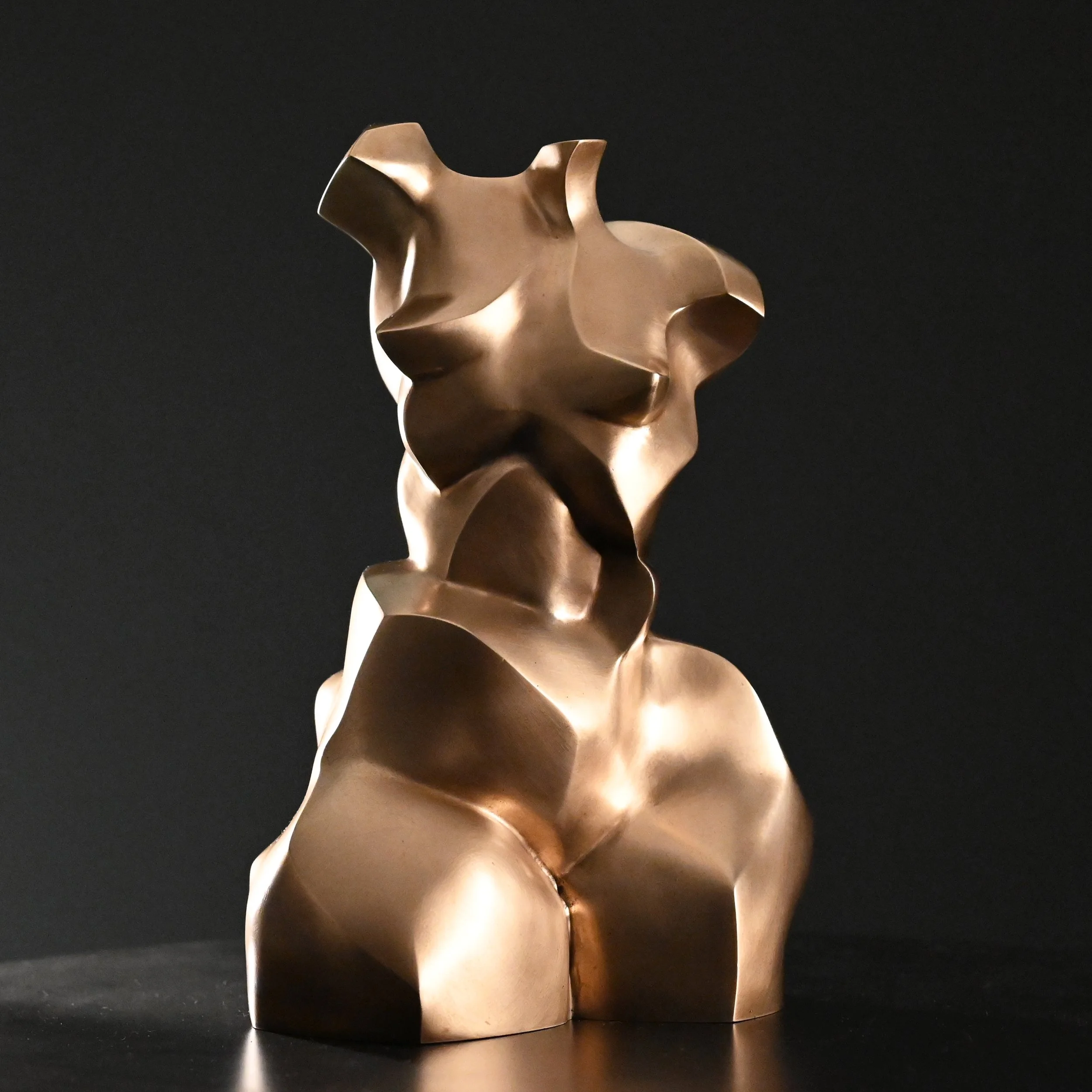 KellyRobert_Ascend Out of the Hold.2025.Bronze.35x25x16cm(1).jpg