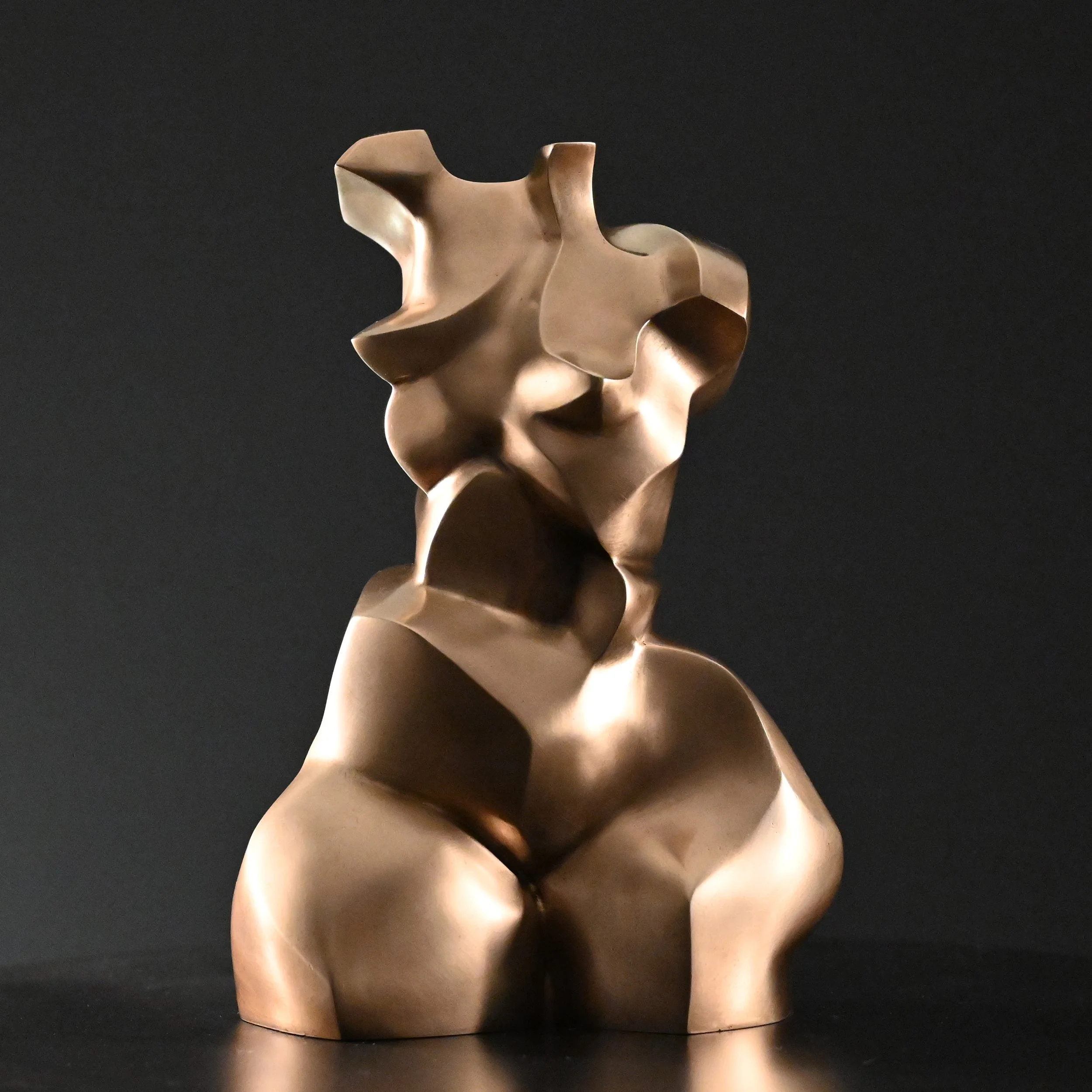 KellyRobert_Ascend Out of the Hold.2025.Bronze.35x25x16cm(2).jpg