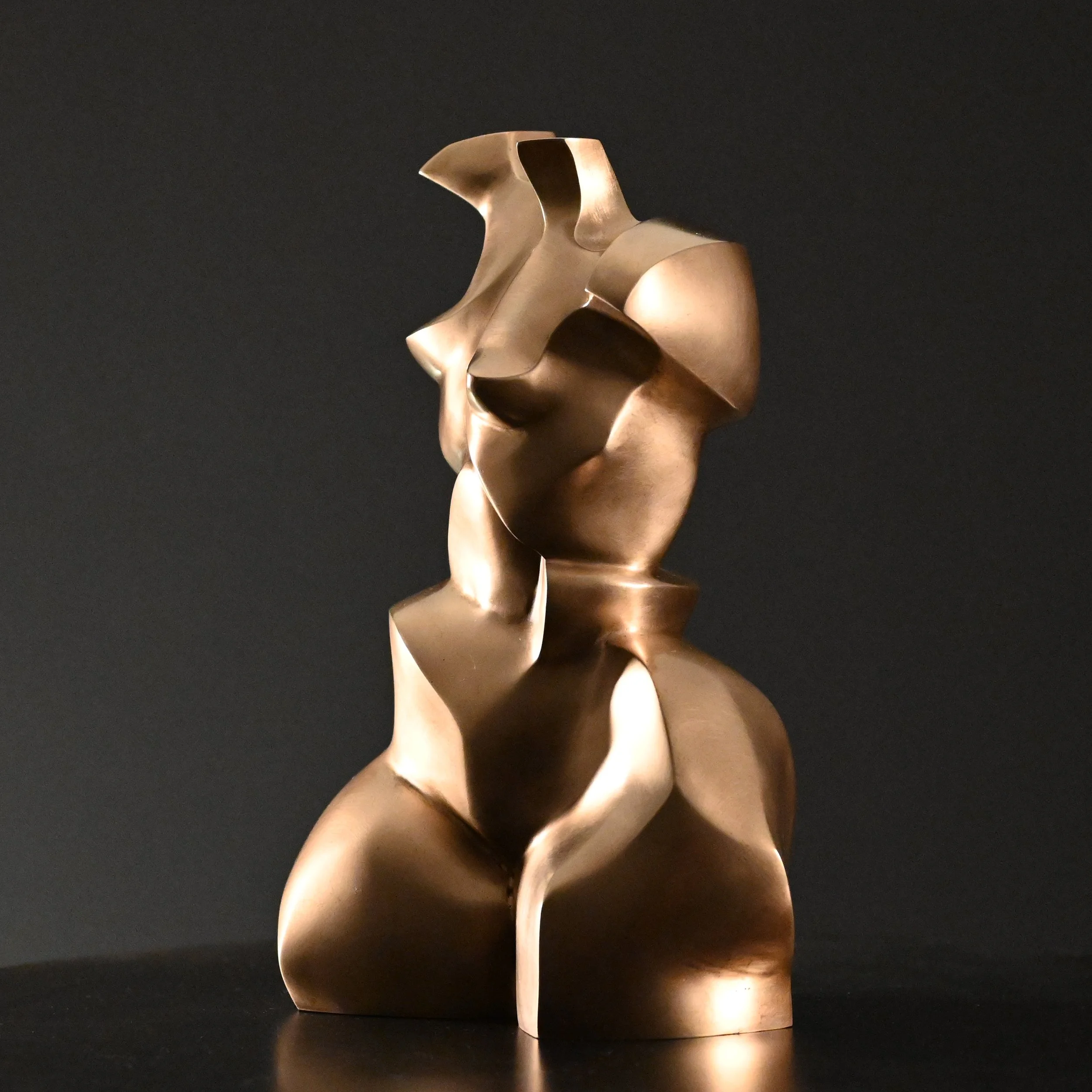 KellyRobert_Ascend Out of the Hold.2025.Bronze.35x25x16cm(3).jpg