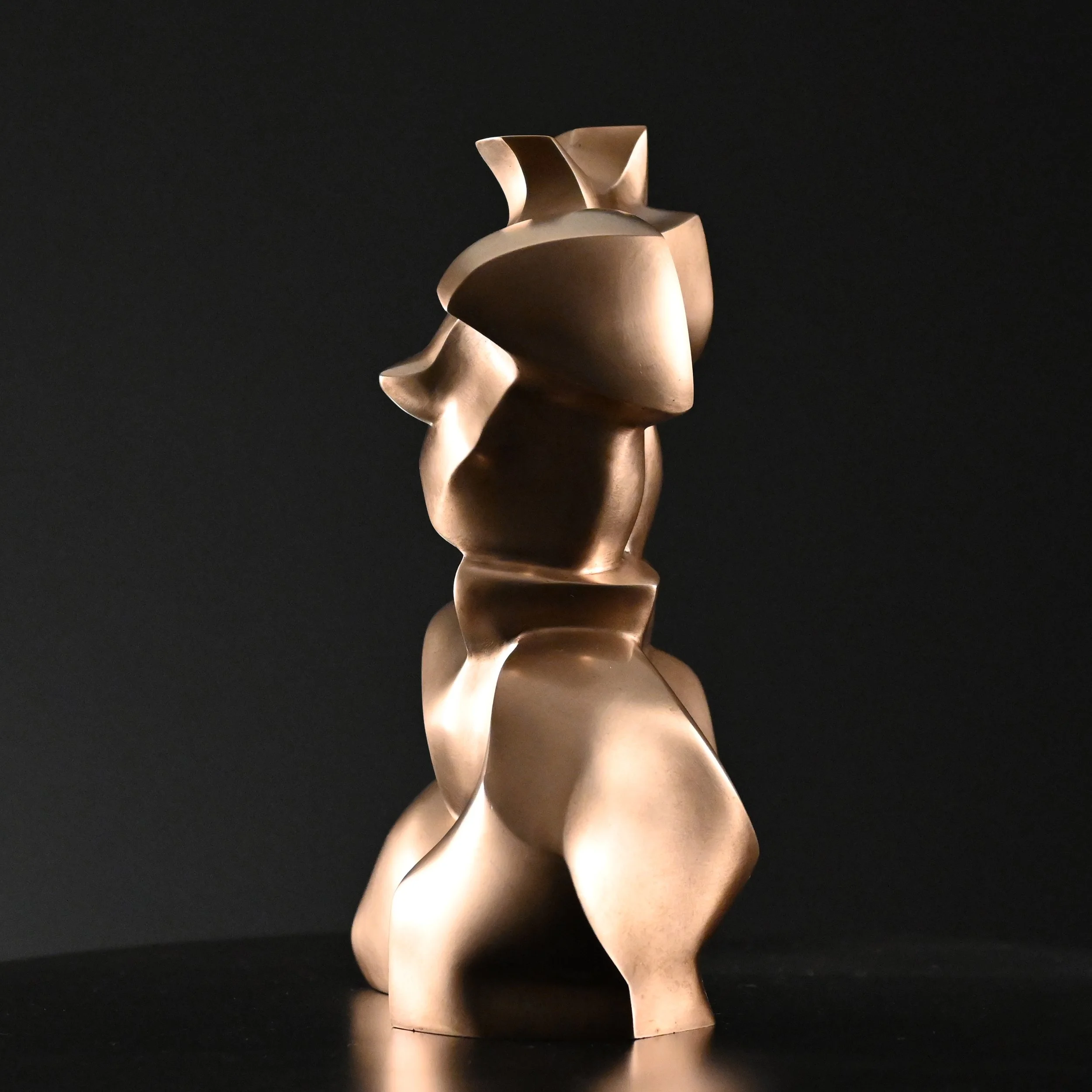 KellyRobert_Ascend Out of the Hold.2025.Bronze.35x25x16cm(4).jpg