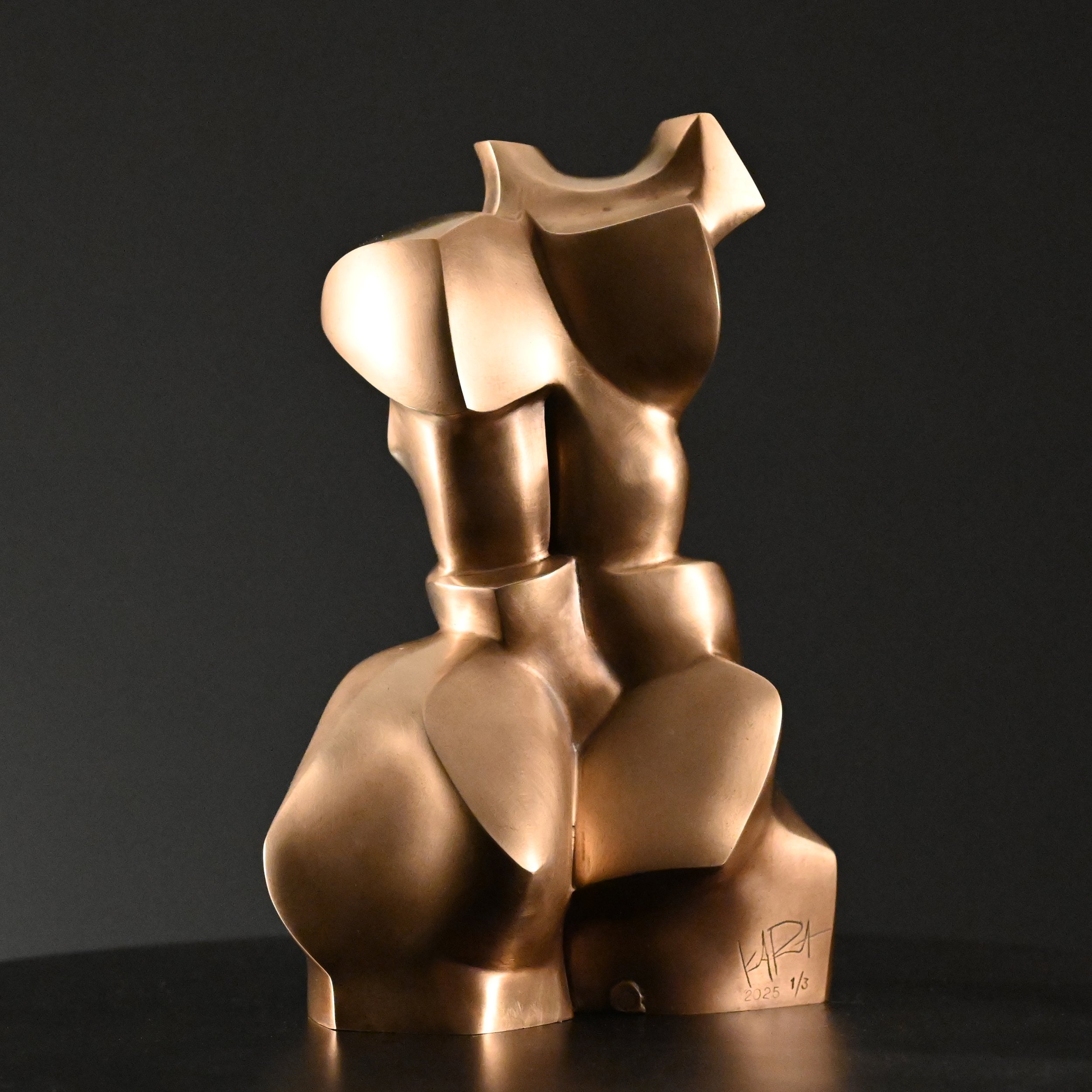 KellyRobert_Ascend Out of the Hold.2025.Bronze.35x25x16cm(6).jpg