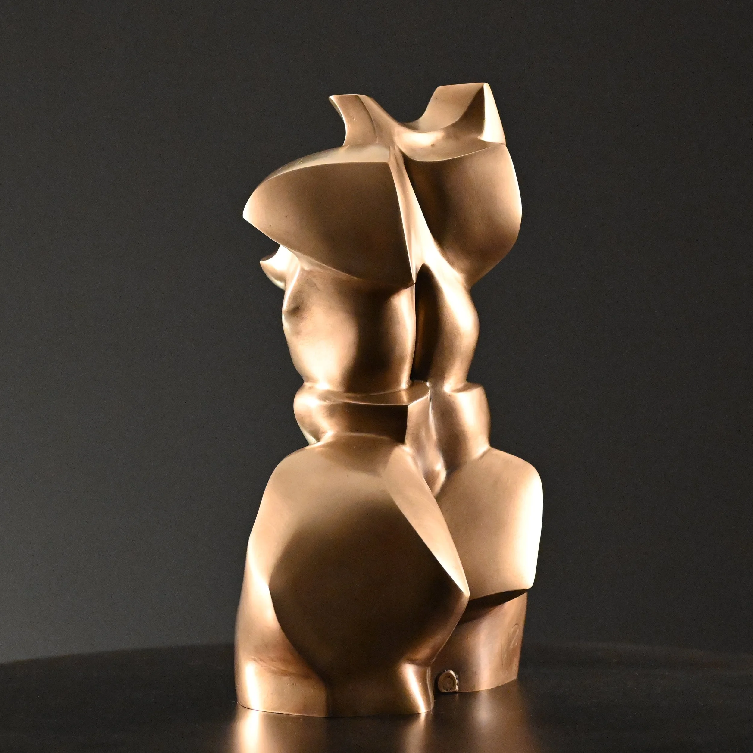 KellyRobert_Ascend Out of the Hold.2025.Bronze.35x25x16cm(5).jpg