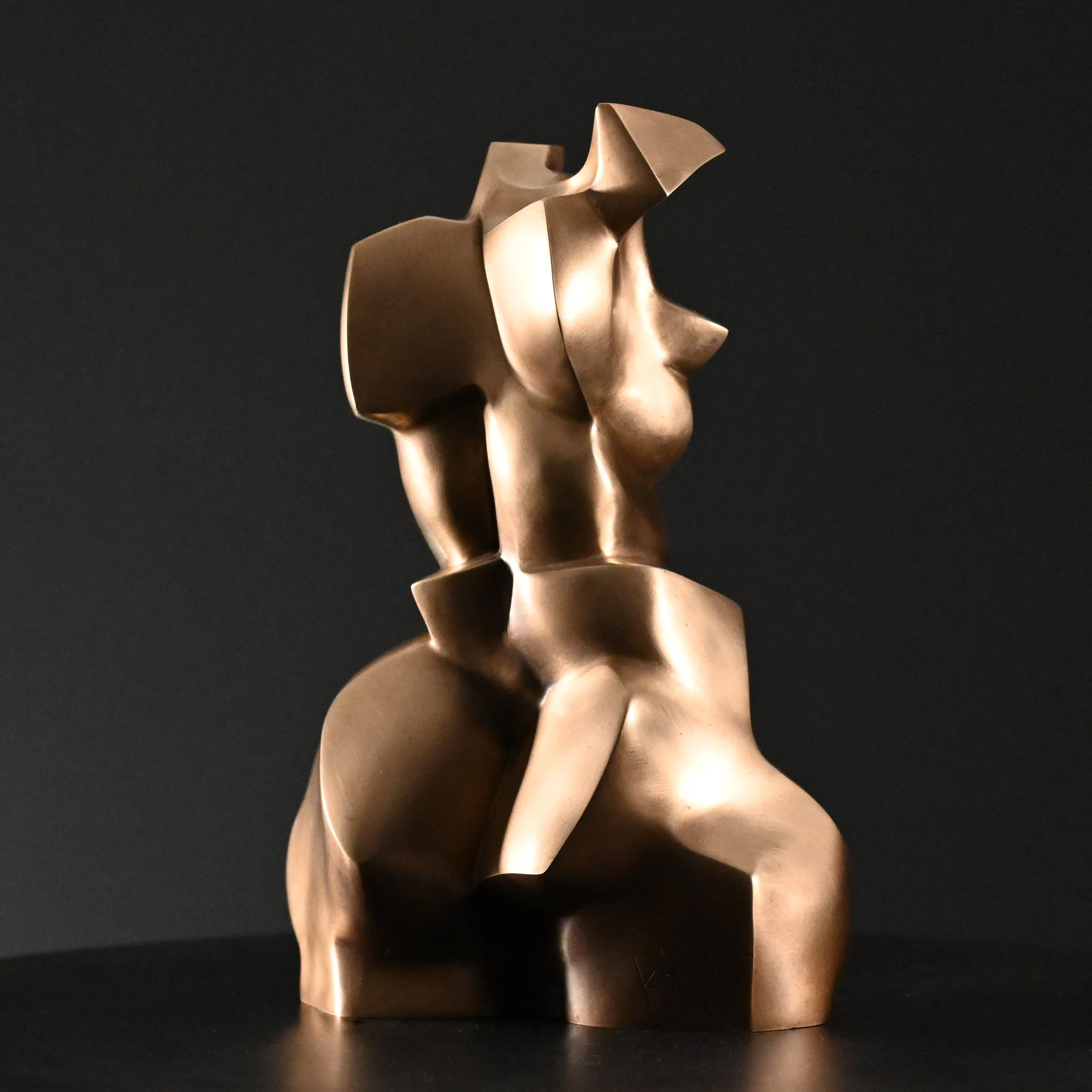 KellyRobert_Ascend Out of the Hold.2025.Bronze.35x25x16cm(7).jpg