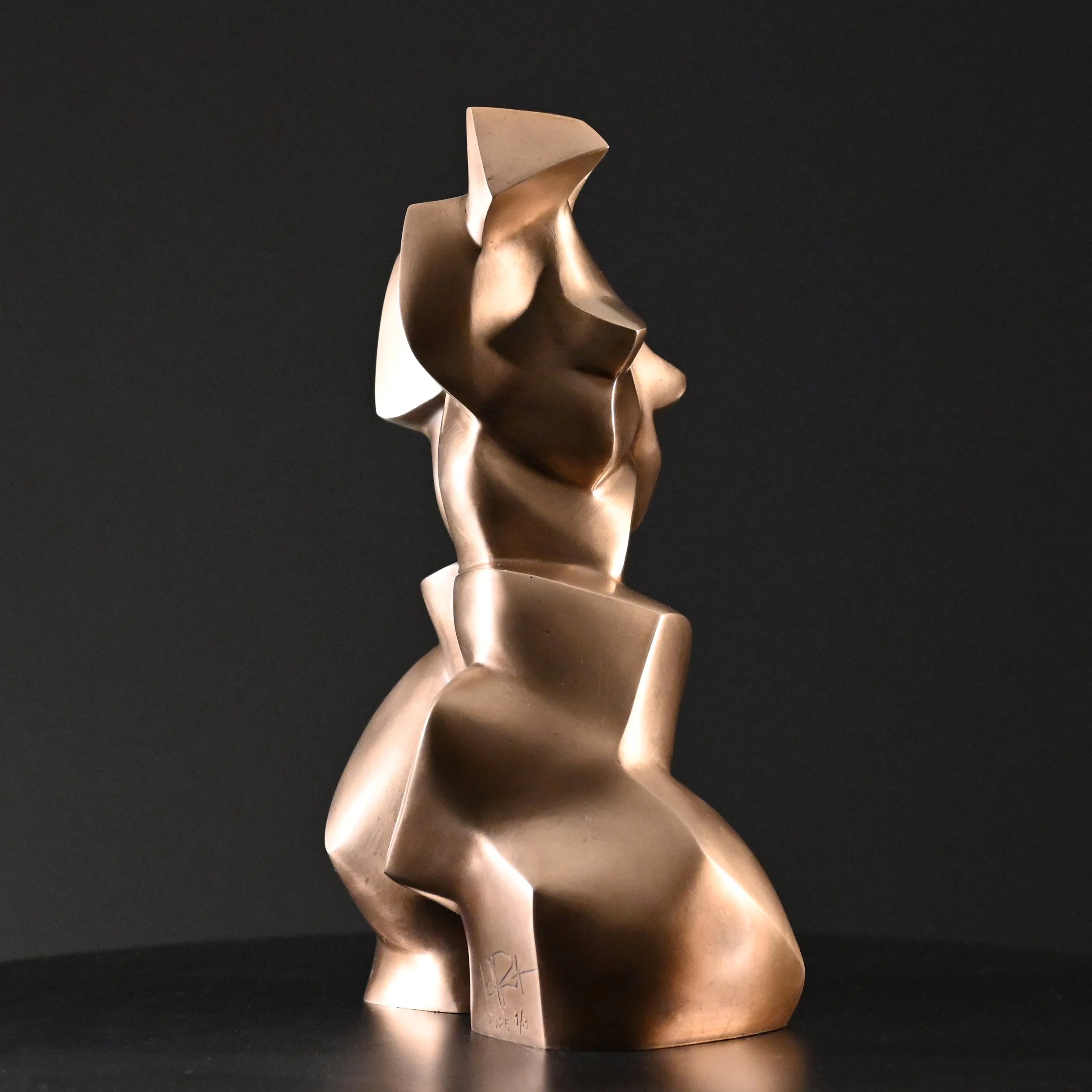 KellyRobert_Ascend Out of the Hold.2025.Bronze.35x25x16cm(8).jpg