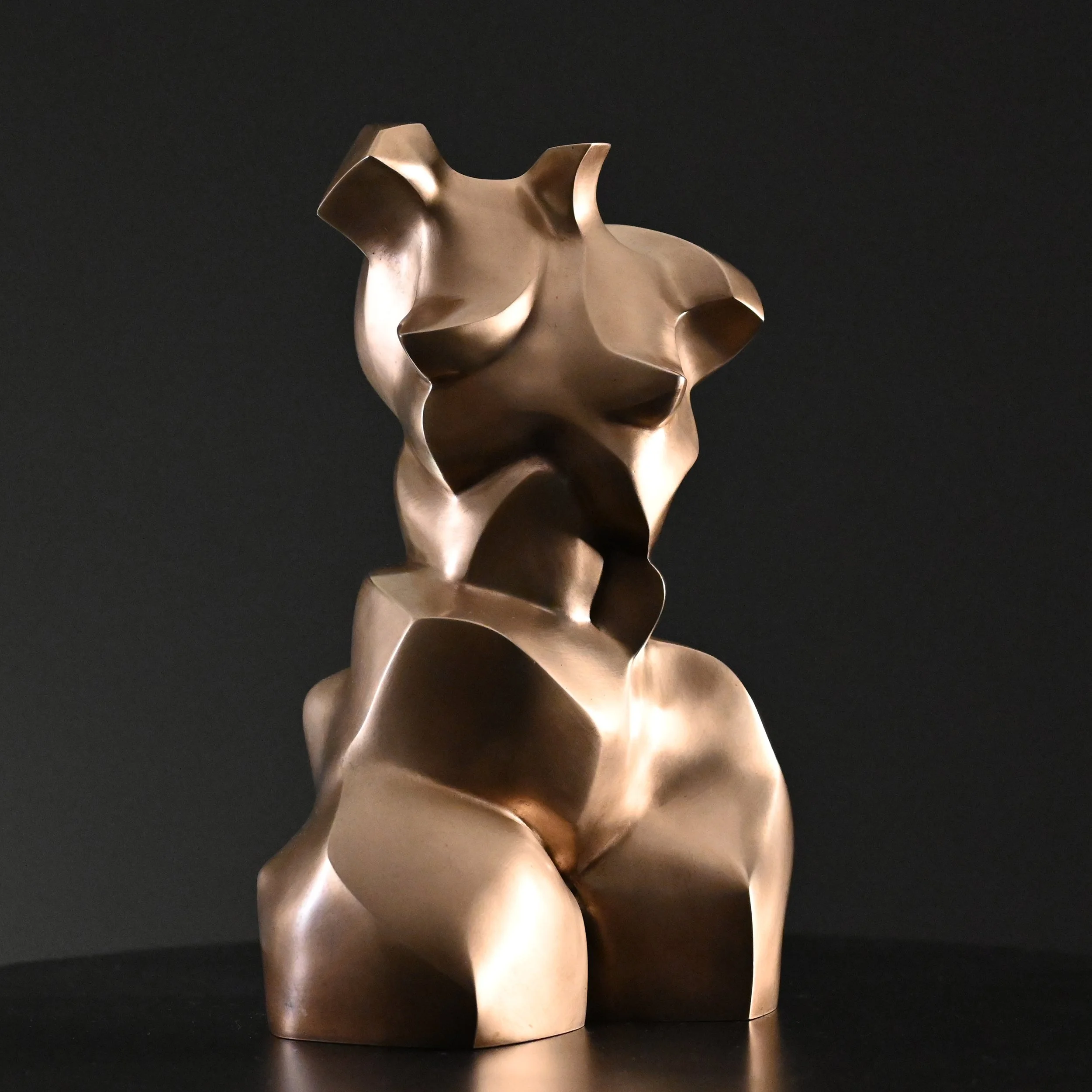 KellyRobert_Ascend Out of the Hold.2025.Bronze.35x25x16cm(9).jpg