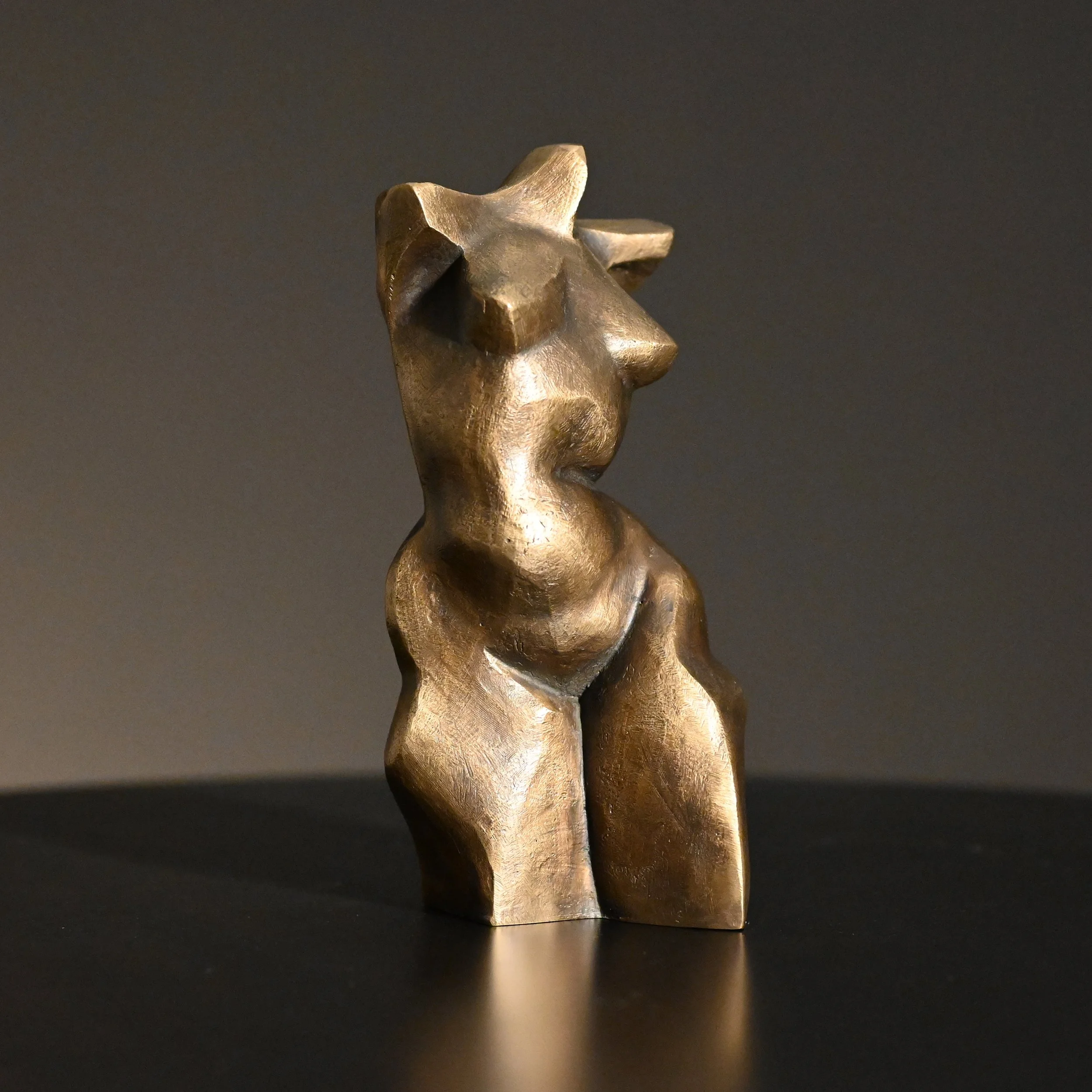 KellyRobert_Una Linea Fine.2024.Bronze.19.5x9.5x8cm(3).jpg