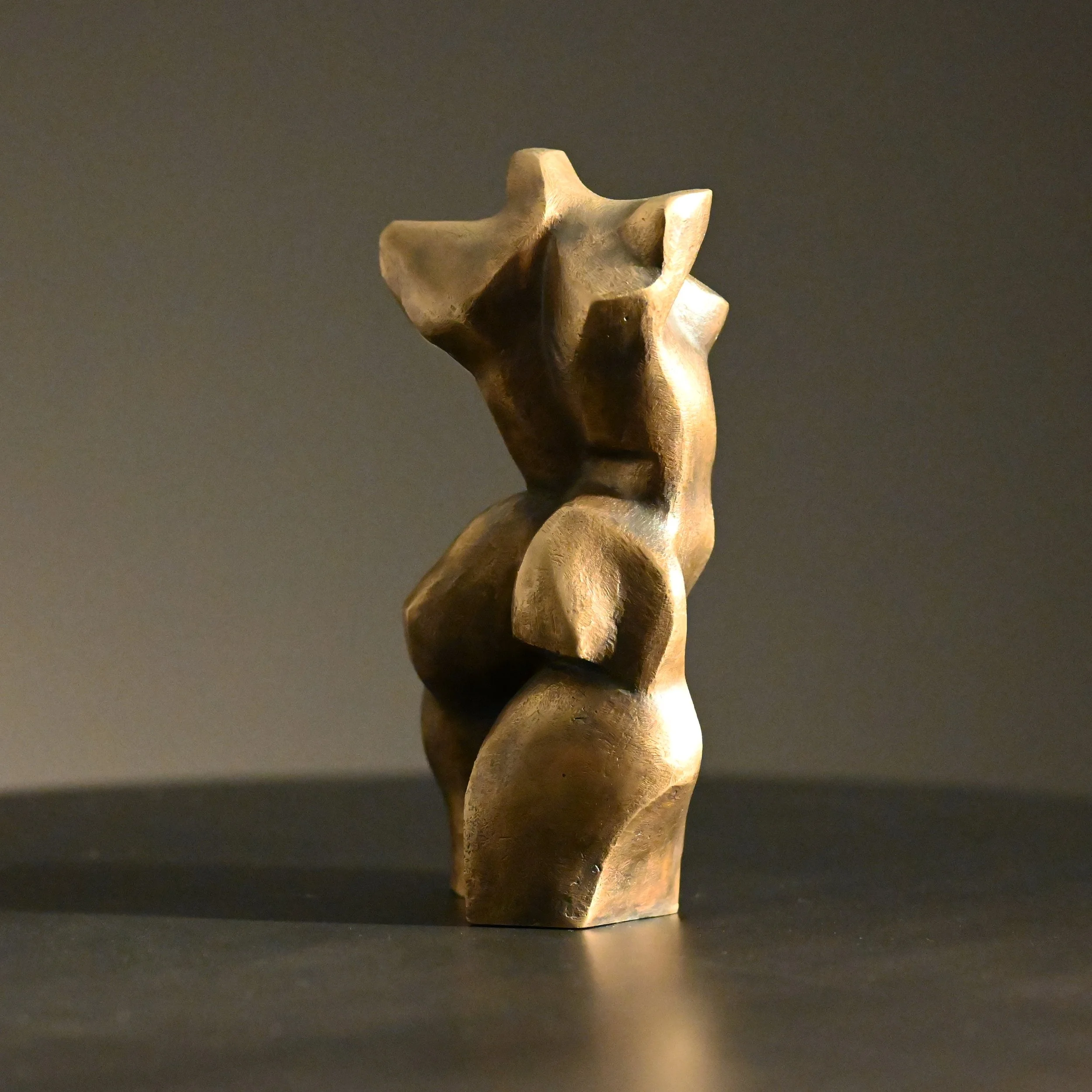 KellyRobert_Una Linea Fine.2024.Bronze.19.5x9.5x8cm(4).jpg