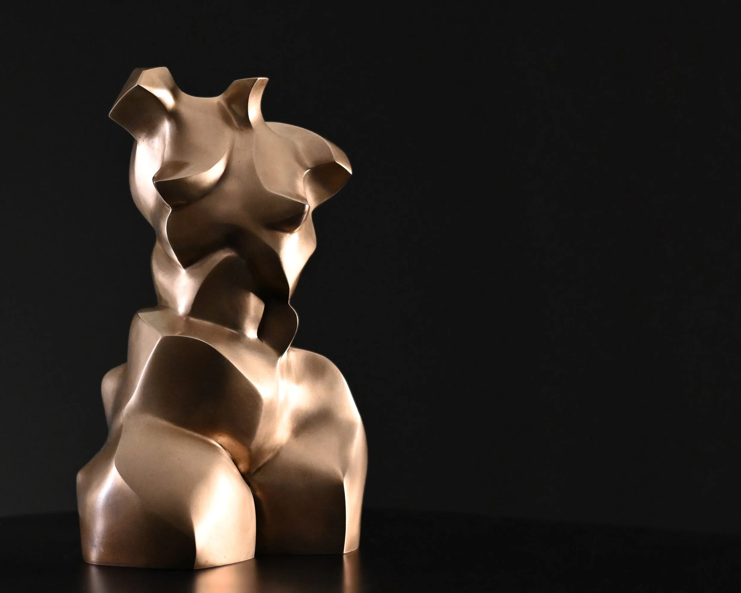 KellyRobert_Ascend Out of the Hold.2025.Bronze.35x25x16cm(web).jpg