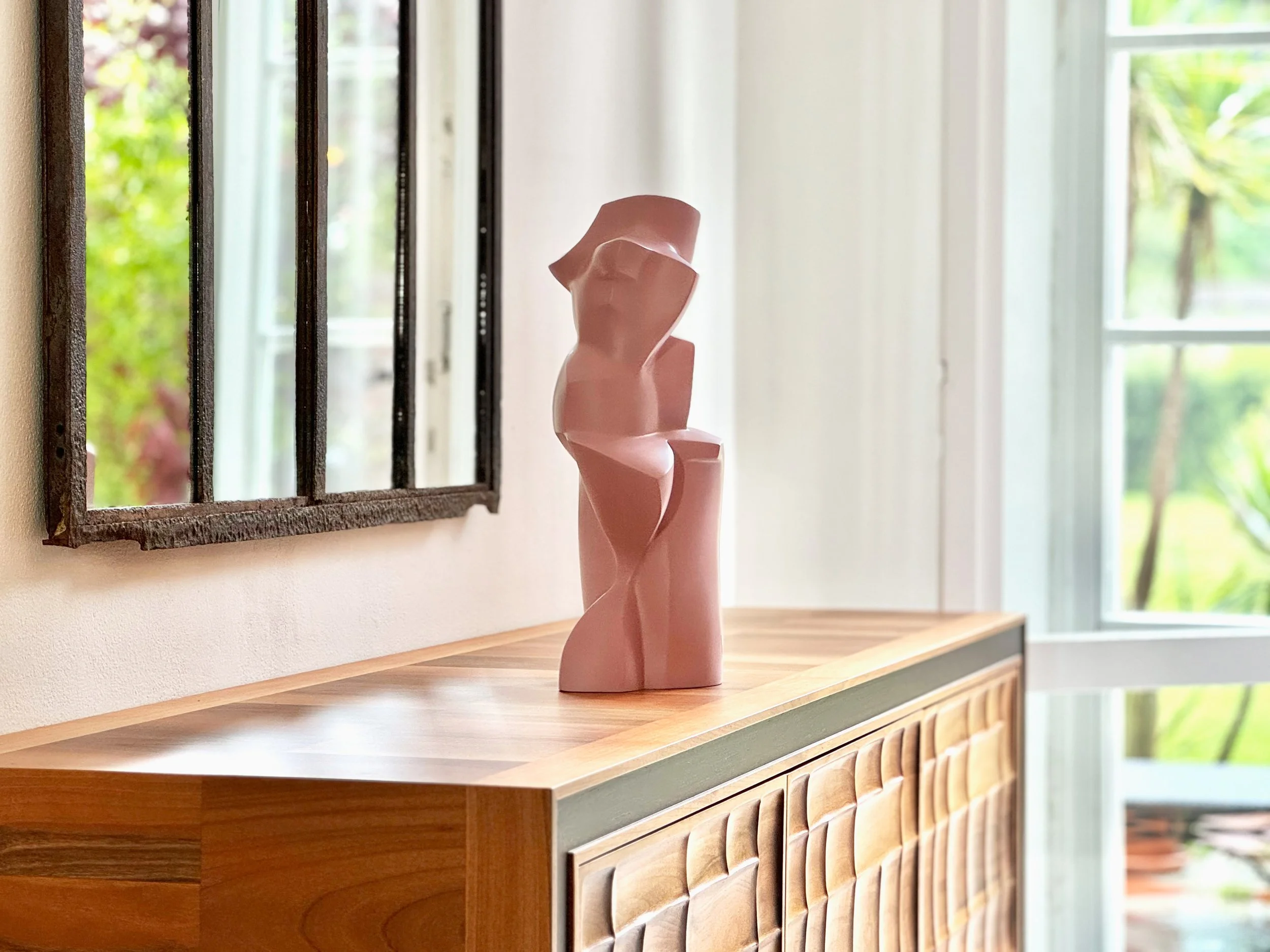 KellyRobert_Out of Hiding.2023.Terra Cotta e Smalto_44.5x21x18cm(ambient1).jpg