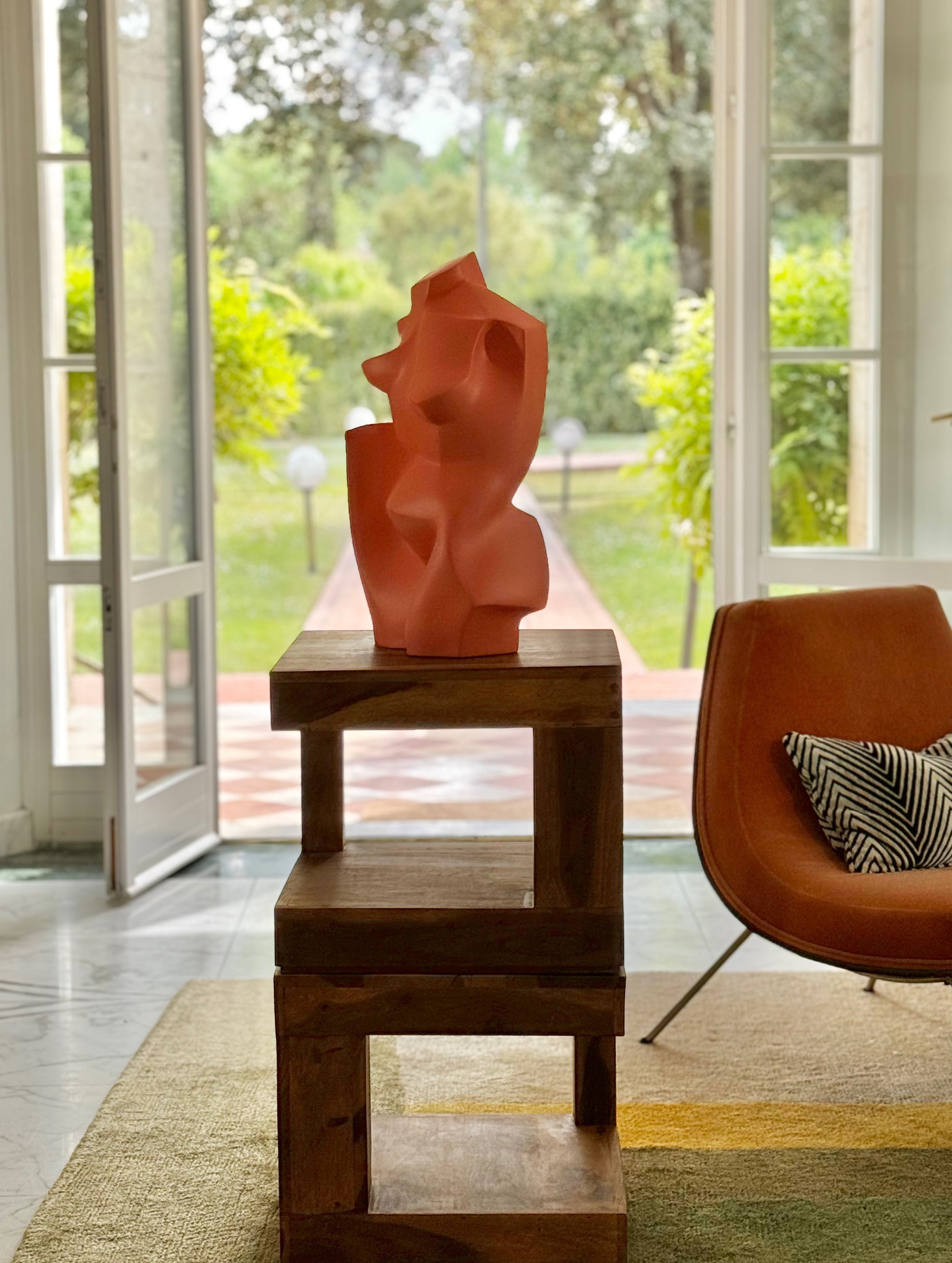 KellyRobert_Bound by Two Fates.2023.Terra Cotta e Smalto_54x34x22cm(ambient2).jpg