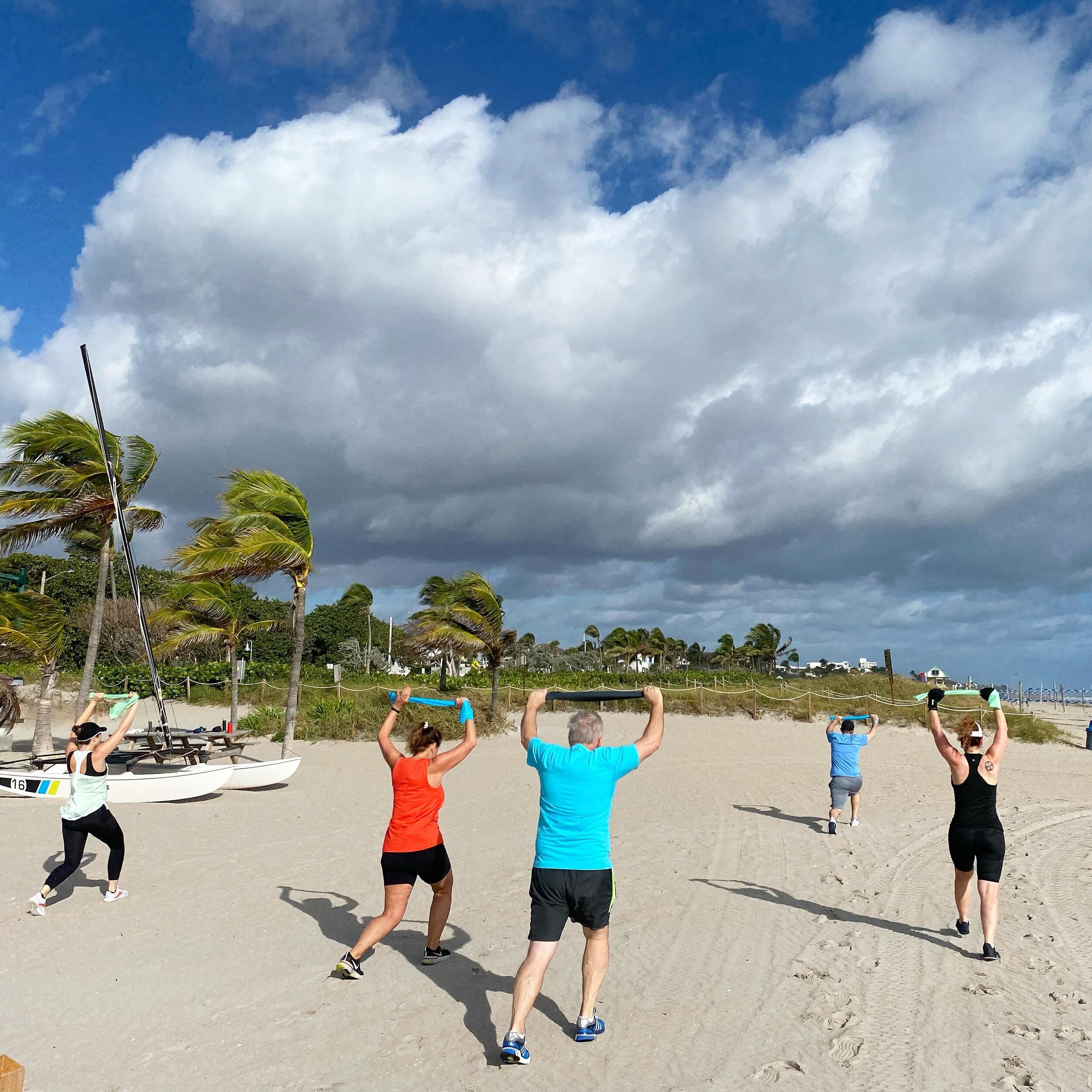 Lunging our way into Saturday on this beautiful morning at the beach! 💪🌴 We&rsquo;re embracing the balance between mind, body &amp; soul with the ocean waves as our backdrop as we begin the day of workouts at our fitness retreat. Where is your favo