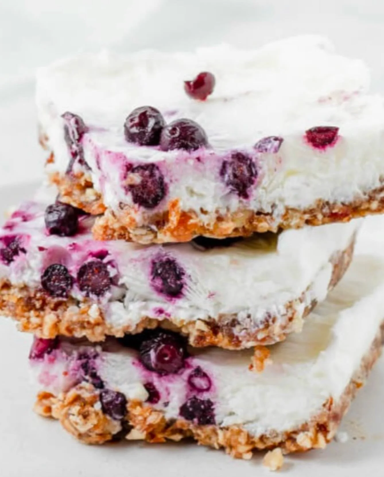 Healthy Summer Dessert 🫐 Frozen Blueberry Yogurt Bars

Made with only fresh, Whole Foods - pitted dates, pecans, oats, plain, Greek yogurt, frozen blueberries

Recipe is on our blog - LIB 🔗 

#healthydesserts #summerdessert #healthyrecipes #healthy