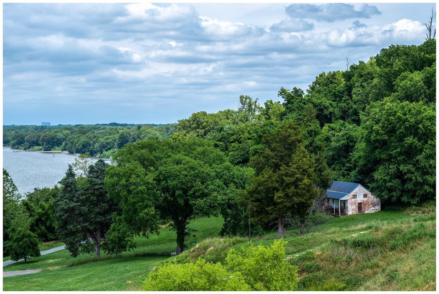 Abandoned house on the hill
#closetohome #exploreyourworld #bytheriver #abandonedplaces #photowalk #fujifilm_xseries #fujifilmxt3 #fujilove #fujifilmphotography #summertime🌞 #optoutside #getoutdoors #ig_captures #ig_color #photooftheday