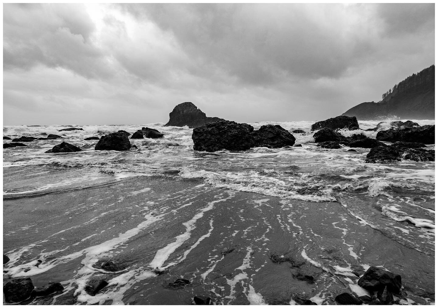 Lines drawn by the tide
#exploreoregon #bnwphotography #blackandwhite #blackandwhitephotography #monochrome #bnw #monochromephotography #landscapephotography #naturephotography #landscapelovers #fujilove #natureaddict #landscape_captures #travelgram 