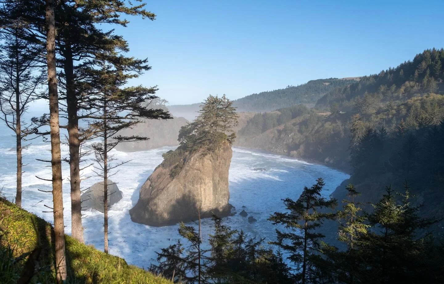 The southern part of the Oregon coast is awash in these types of views. Next time, when the tide isn&rsquo;t so high, perhaps I&rsquo;ll be able to explore the beach. 

#travelogue #roadtrip #landscapephotography