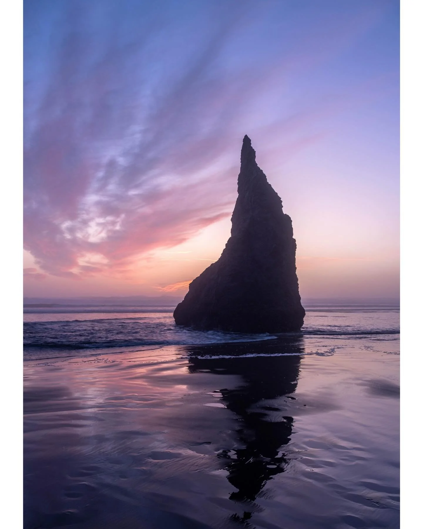 The last image I took at Bandon before heading back to the hotel, with the last bits of color in the sky. 

#travelogue #oregoncoast #sunset_pics