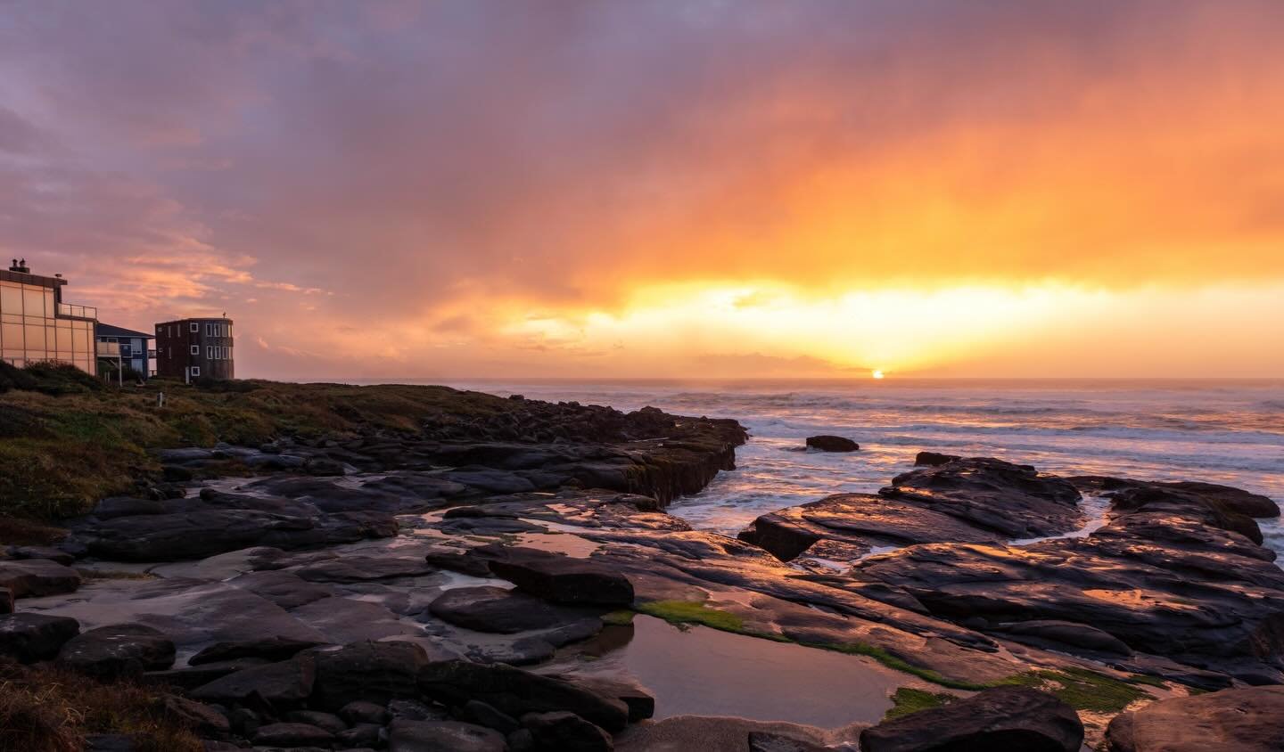 When it&rsquo;s been miserable with rain all day, but the sunset still comes through. 

#travelogue #oregonexplored #sunsets_captures