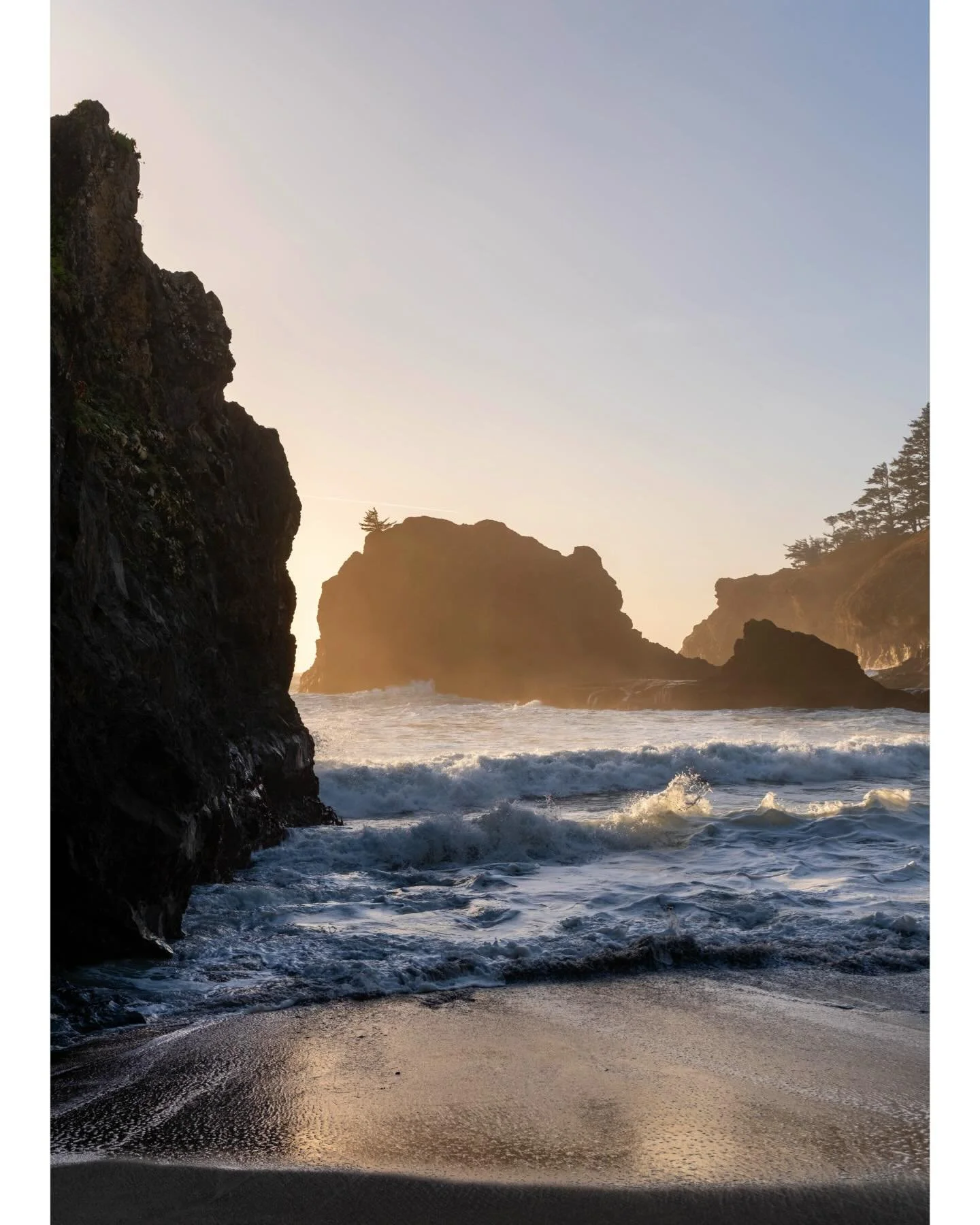 Shadow and light play, using the large rock as a shield from the setting sun. 

#travelogue #sunset_pics #hikingadventures