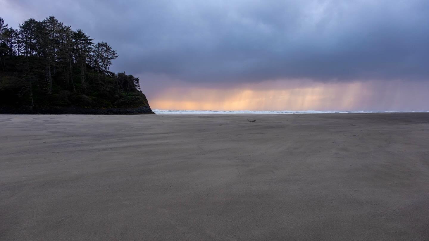 I still had hope that I&rsquo;d get more light at this point, but it never did come. I did find out that the sky cleared up at Lincoln City by my b&amp;b though, so&hellip; that was annoying. 😂

#travelogue #oregoncoast #minimalism