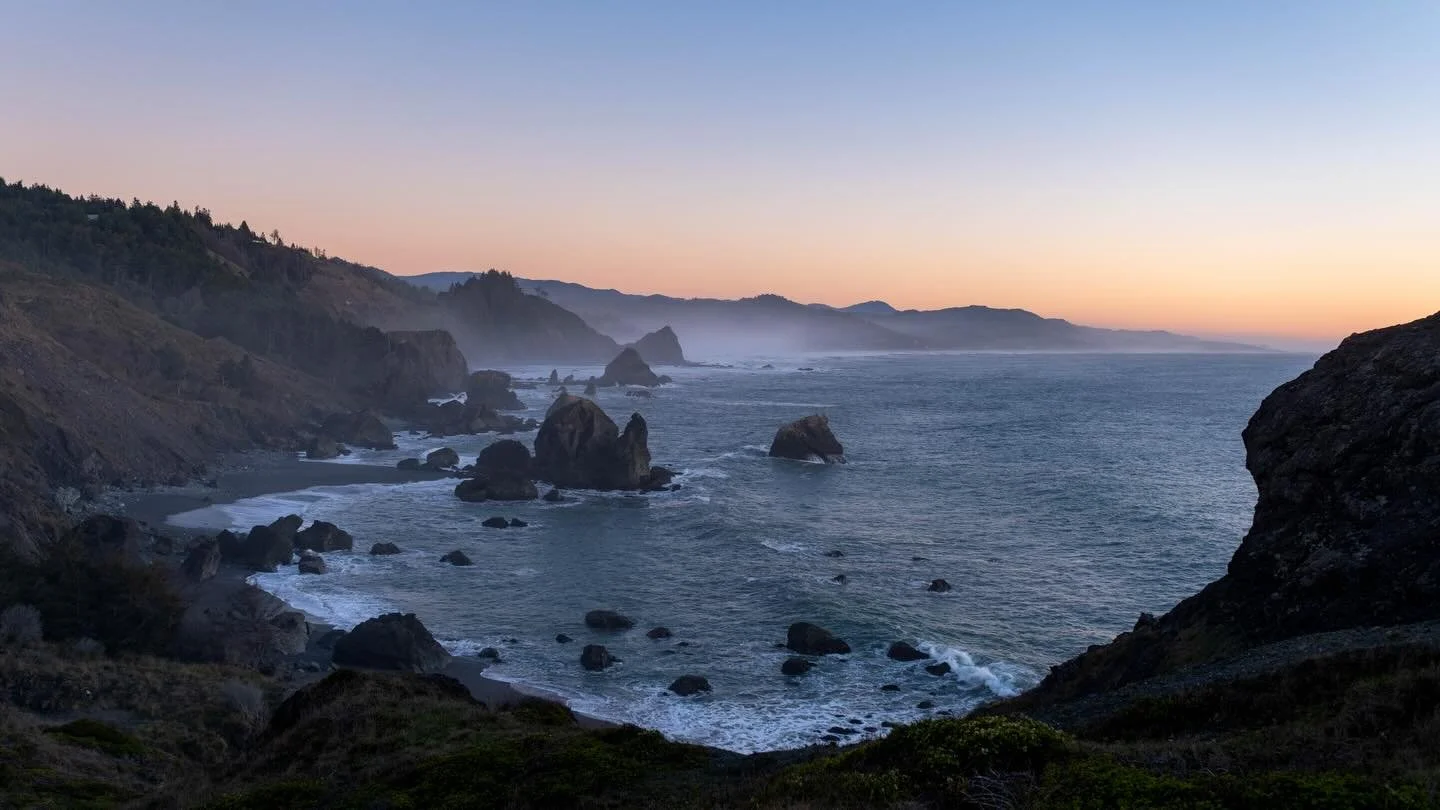 Heading into dusk, the vibrant orange replaced by soft pastels. 

#travelogue #oregoncoast #landscapephotography