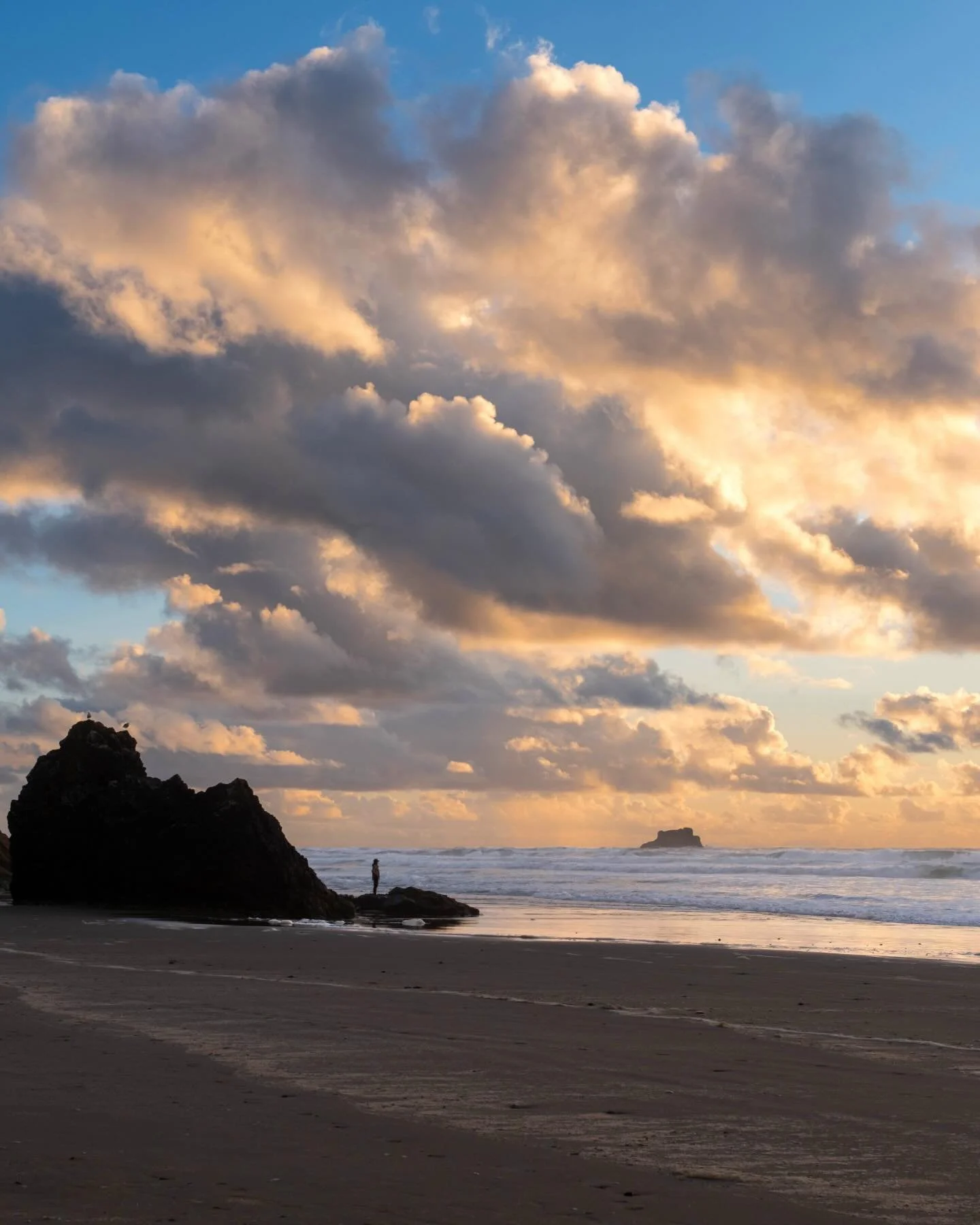 For a brief moment, I was able to use someone else&rsquo;s selfie moment for myself. Still would have preferred to have the beach to myself, but it rarely goes that way. 

#travelogue #hugpoint #sunset_pics