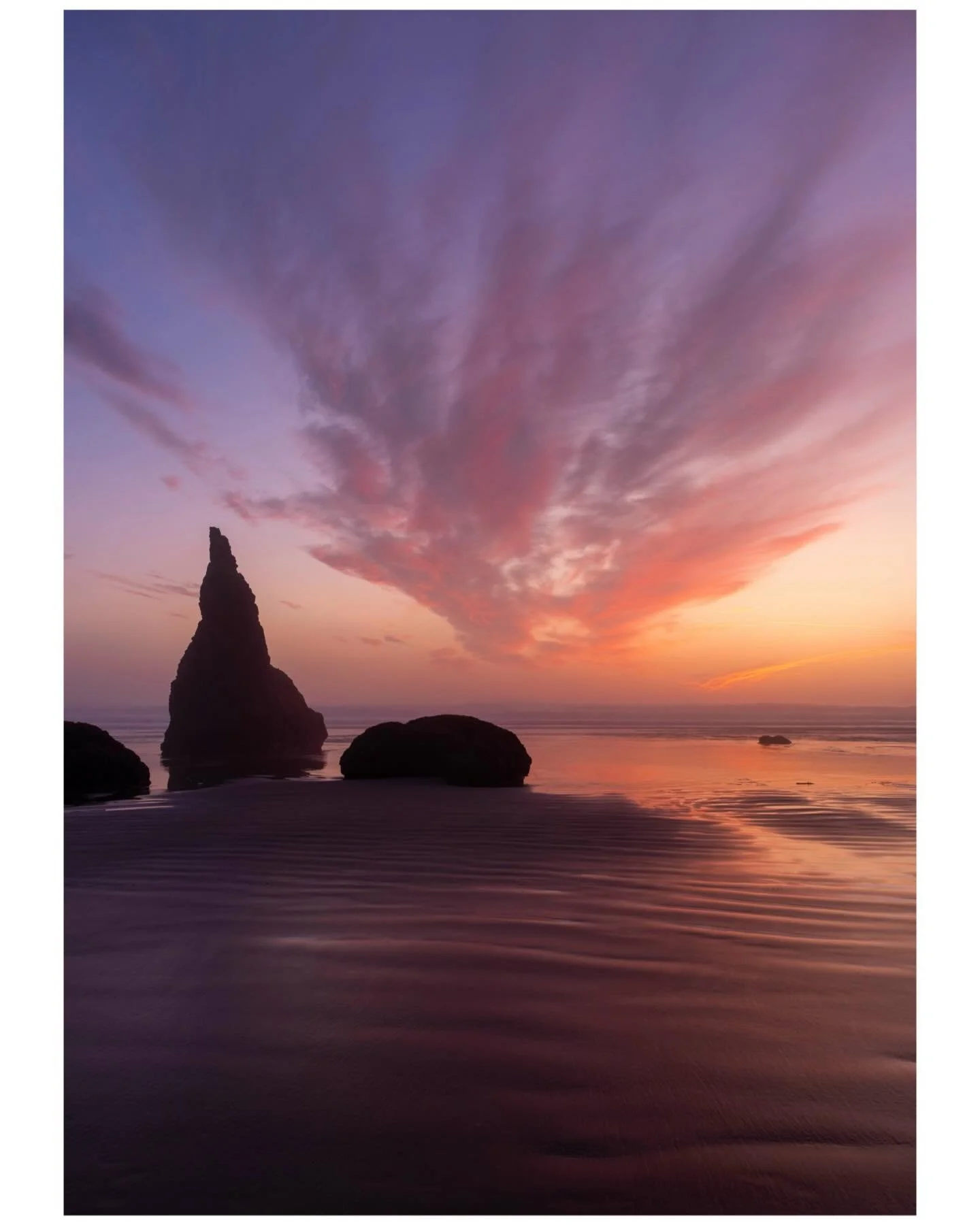 I can&rsquo;t help but be amused at the way the seastack looks as though it&rsquo;s about to topple over, like some kind of Tower of Pisa. 😂

#travelogue #landscapephotography #oregoncoast