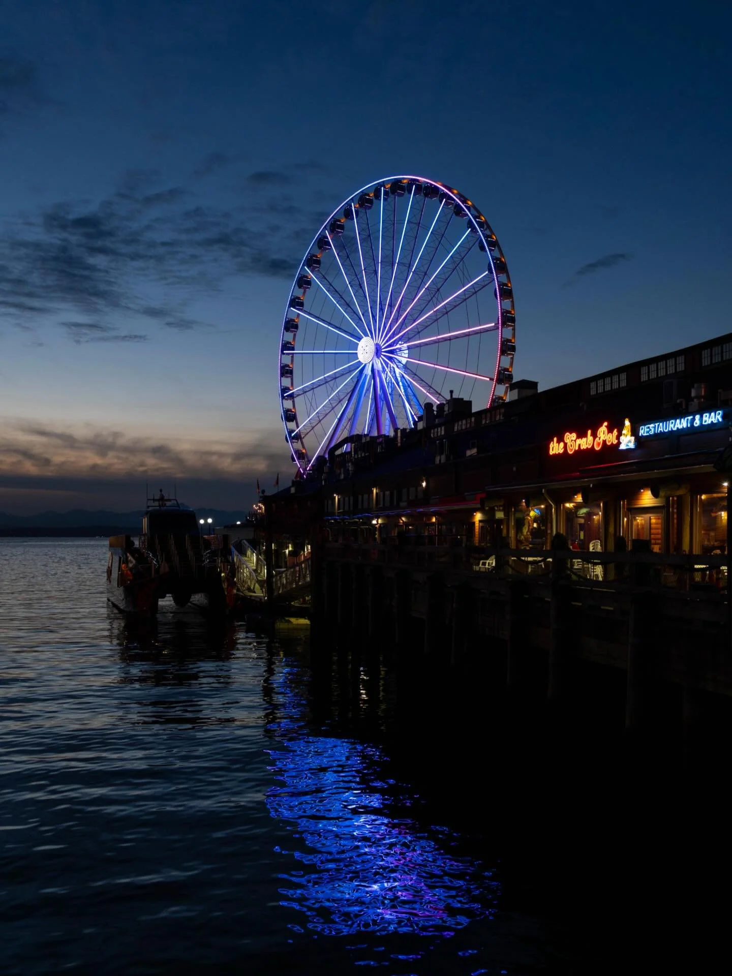 My last picture in Seattle. The waterfront glitters in the night, and it&rsquo;s really quite pretty. 

#travelogue #seattleviews #nightshooters