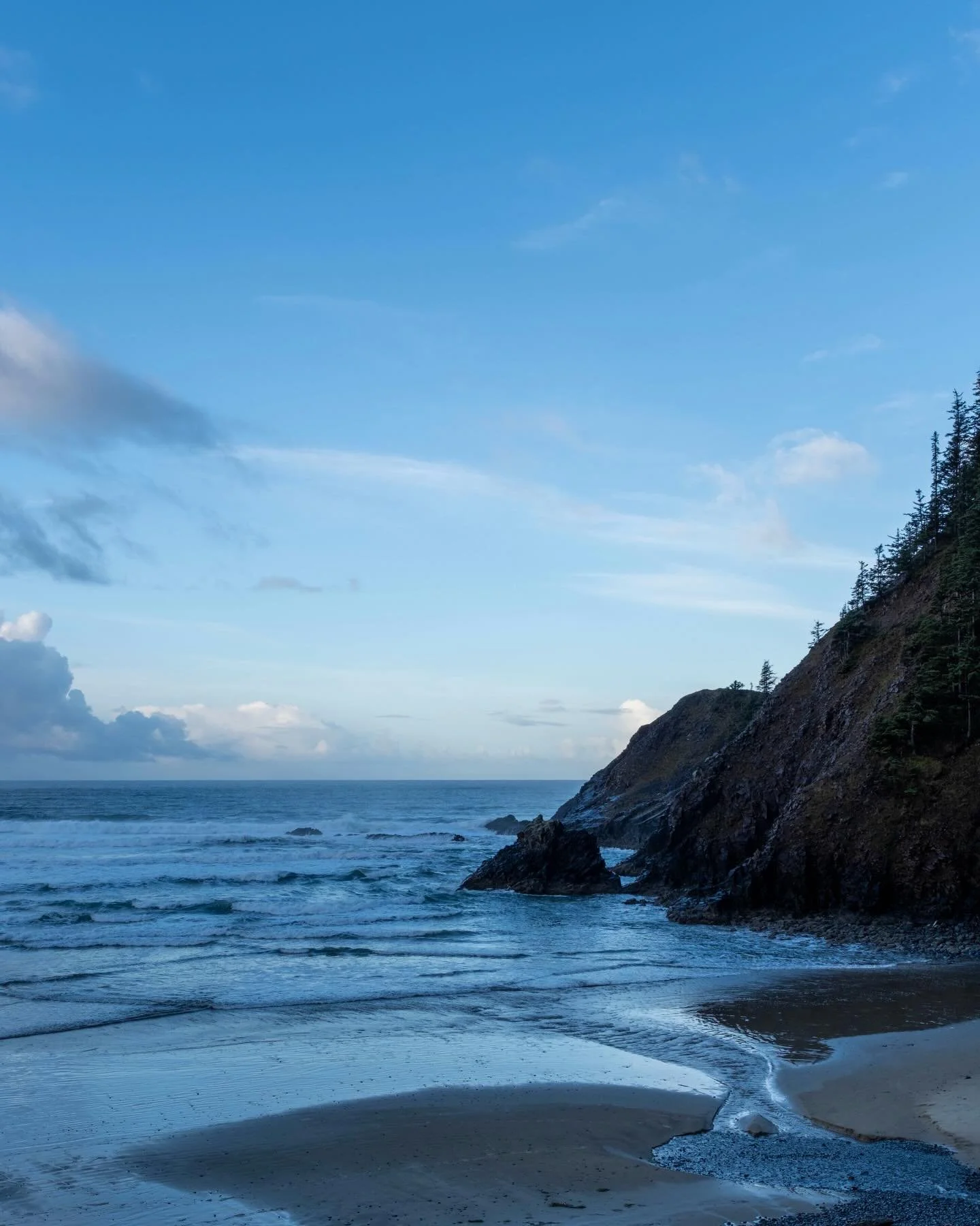 After the storms passed and the sky began to clear. 

#travelogue #oregoncoast #landscapephotography