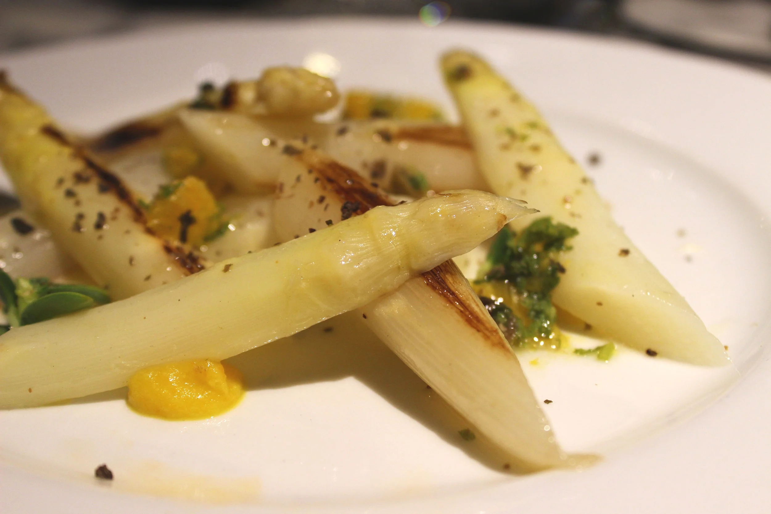 Grilled white asparagus, virgin orange, Pantelleria capers (Asperges blanches grillées, vierge orange, câpres de Pantelleria) at Semilla
