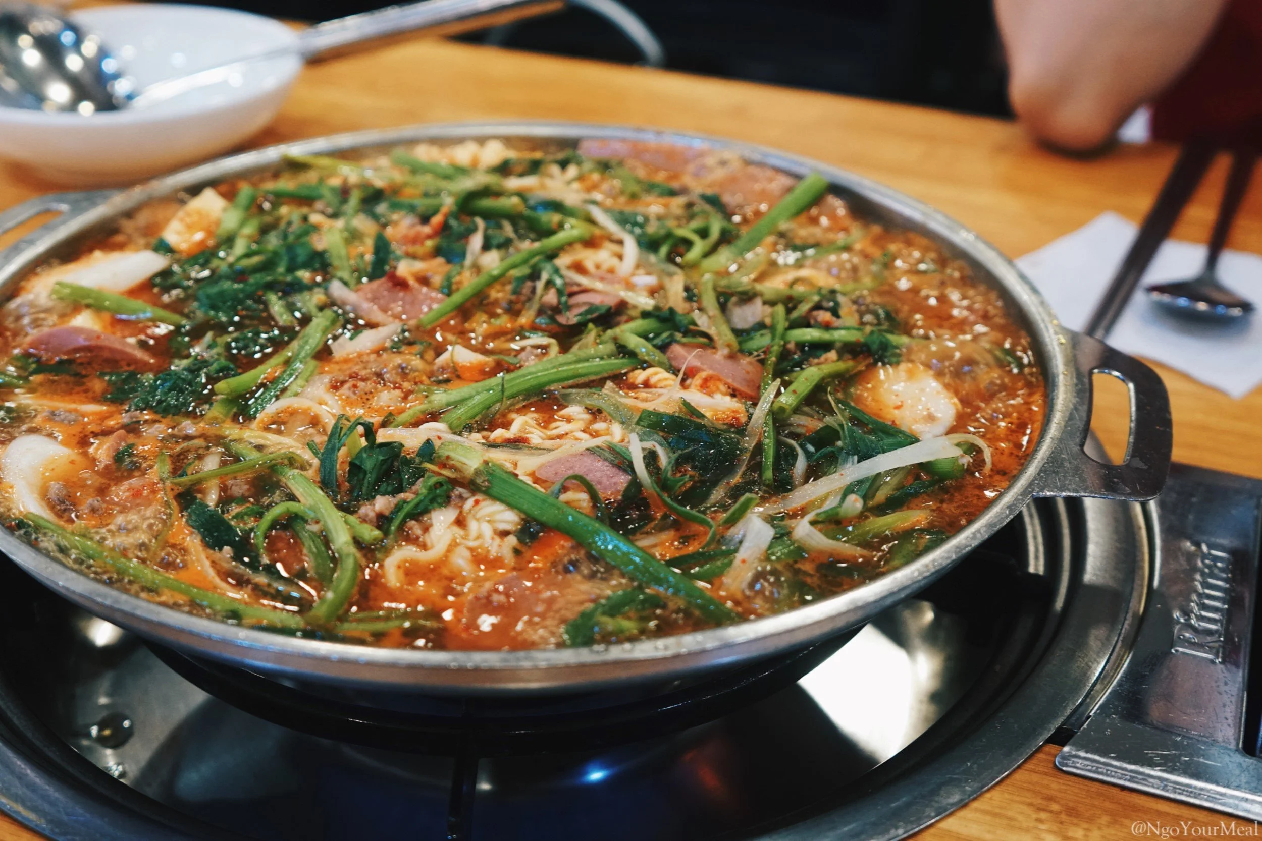 Daewoo Budaejjigae (대우부대찌개): Salute This Stew