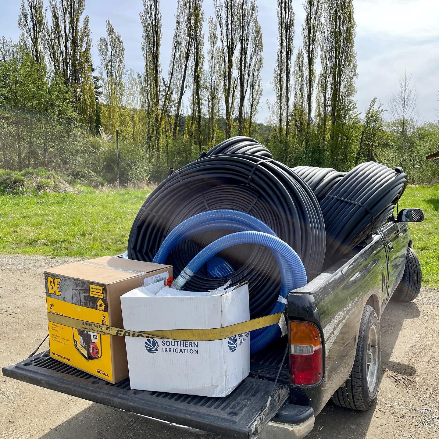 That time of year again!? 💦 It&rsquo;s been a dry spring up here in the great northwest. #Irrigation season seems early or MAYBE I&rsquo;m finally a step ahead 🕺🏻This beautiful whop of plastic will be keeping a ~1km hedgerow of new #trees happy th