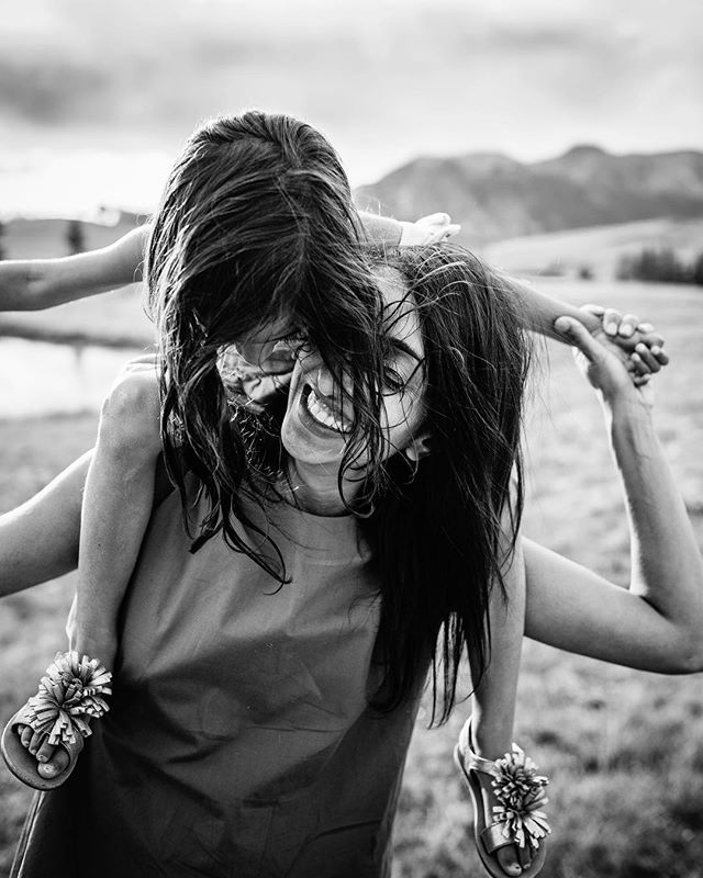 It&rsquo;s the little moments...
.
.
.
.
.
.
.
.
.
.
.
.
.
#telluridephotographer #tellurideportraitphotographer #telluride #telluridecolorado #motherdaughter #motherdaughterlove #telluridefamilyphotographer
#clickinmoms #letthekids #candidchildhood 