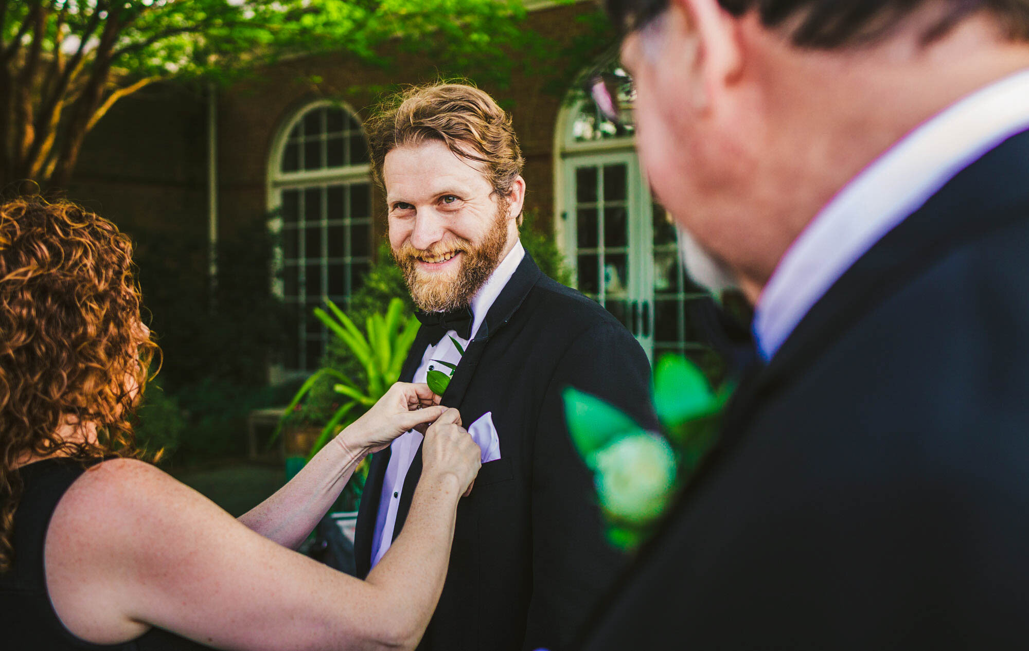 best man putting on boutonniere.jpg
