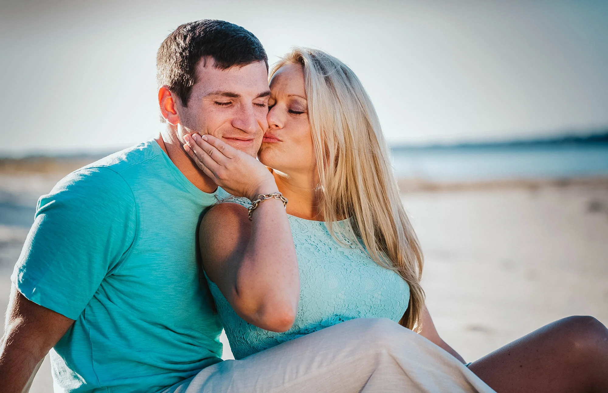 couple kissing in the sun.jpg