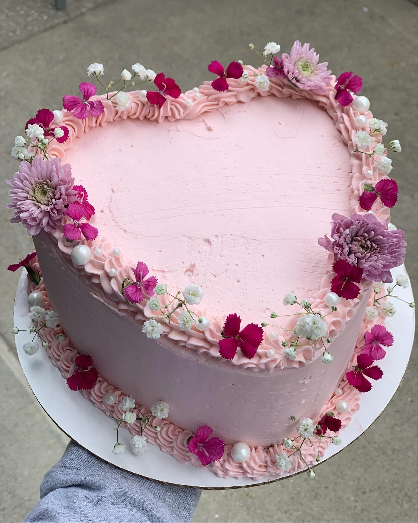 If you&rsquo;ve been around a while you know we&rsquo;re not cake decorating pros, but I have to say, this little floral heart cake may just be the cutest thing I have ever made 🩷 ⁣