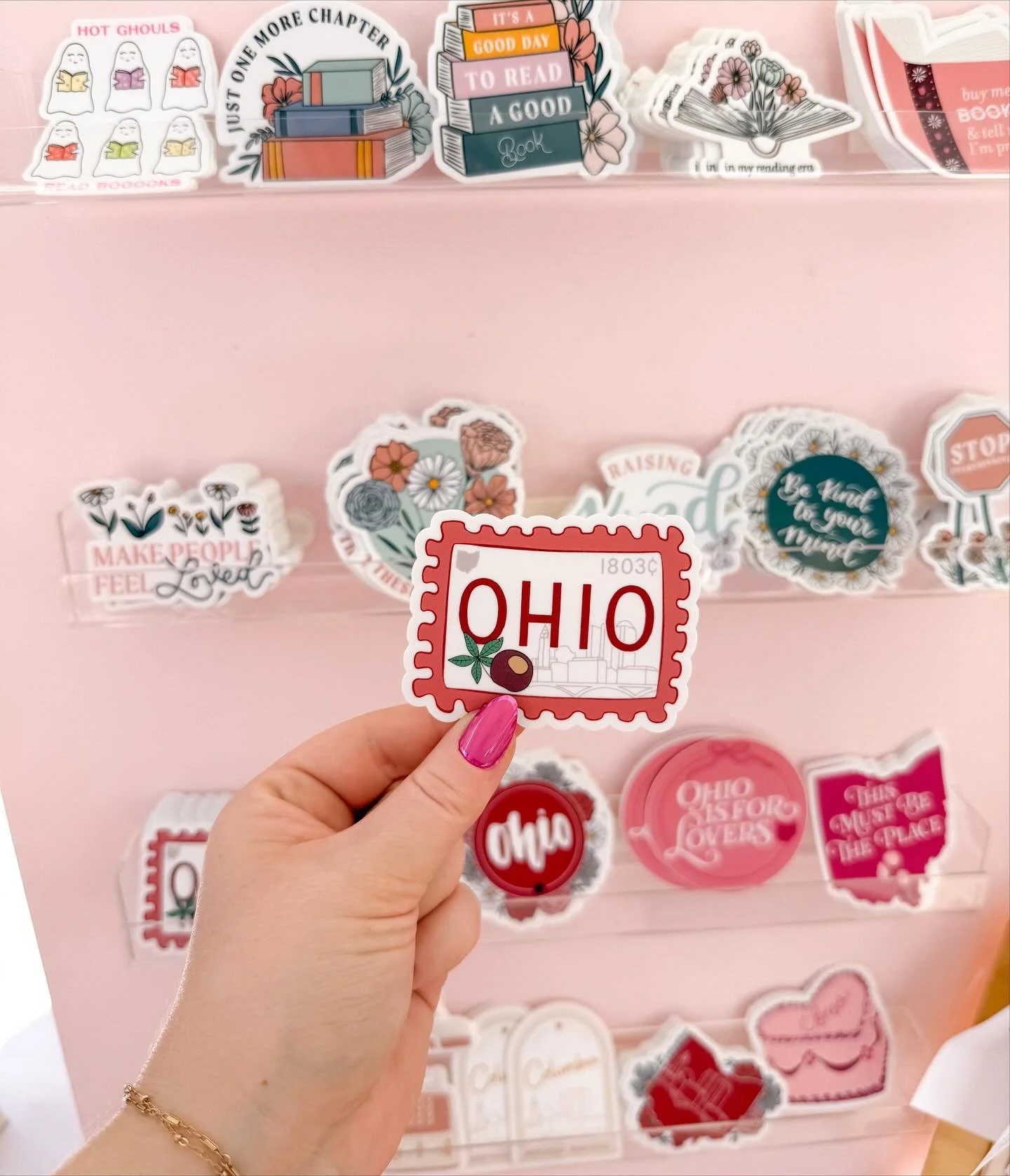 If you&rsquo;re in the columbus area, come spend this buckeye off-day ❤️🌰 at Old Worthington Market Day - here until 4! in front of dewey&rsquo;s pizza @experienceworthington @worthingtonareachamber ✨