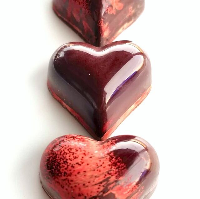 Valentine&rsquo;s Day on our minds. Gorgeous hand painted chocolates by Chocolatier Eve with us at the Las Vegas Winter Market. Find us and 21 emerging lifestyle, gourmet and gift brands in Pavilion 1 (P1-4167) under the pink Artisanal LA banner toda