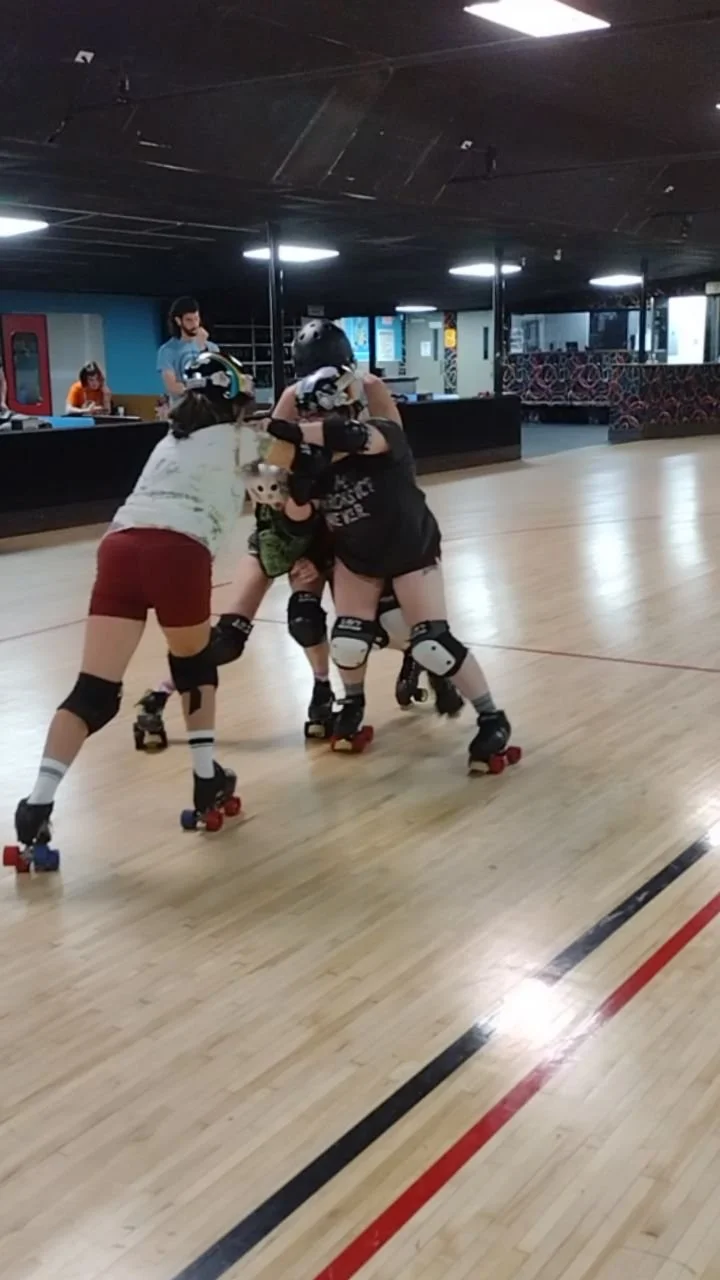 Lucretia Rott showing us how it's done tonight while we practice pushing the defense!
#erd #erierollerderby #erie #eriepa #keeperieweird #rollerderby #rollerderbylife #derby #quadskates #skating #derbylife #rollerderbyofinstagram #sport #jammer #blo