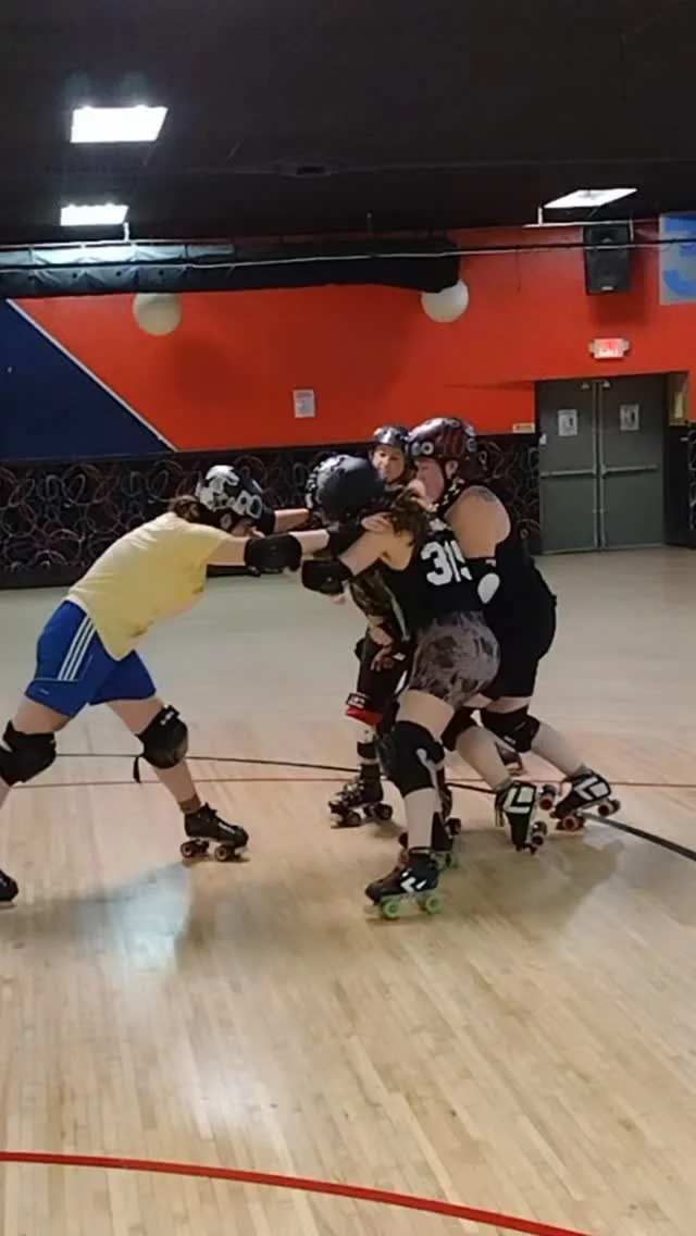 All your ERD faves are getting ready for this Saturday's bout. Grab your tickets are the link in our bio!
#erd #erierollerderby #erie #eriepa #keeperieweird #rollerderby #rollerderbylife #derby #quadskates #skating #derbylife #rollerderbyofinstagram