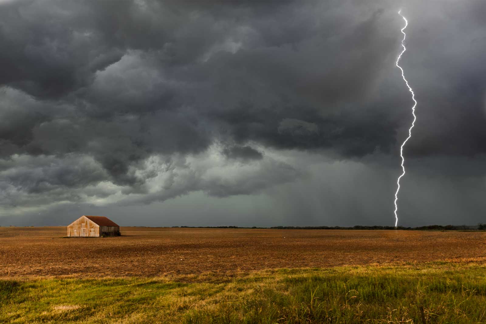 webBills-Corner-barn-in-spring-for-lightning-IMG_3111.jpg