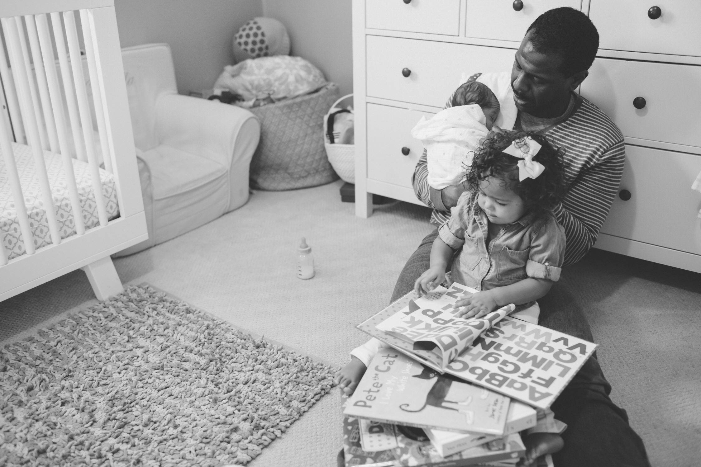 Dad's and their kids, Dads reading books, lifestyle family photographer