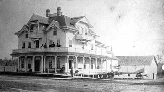 Original Grant House in 1881. MNHS: MC5.9 RC3.1 p4