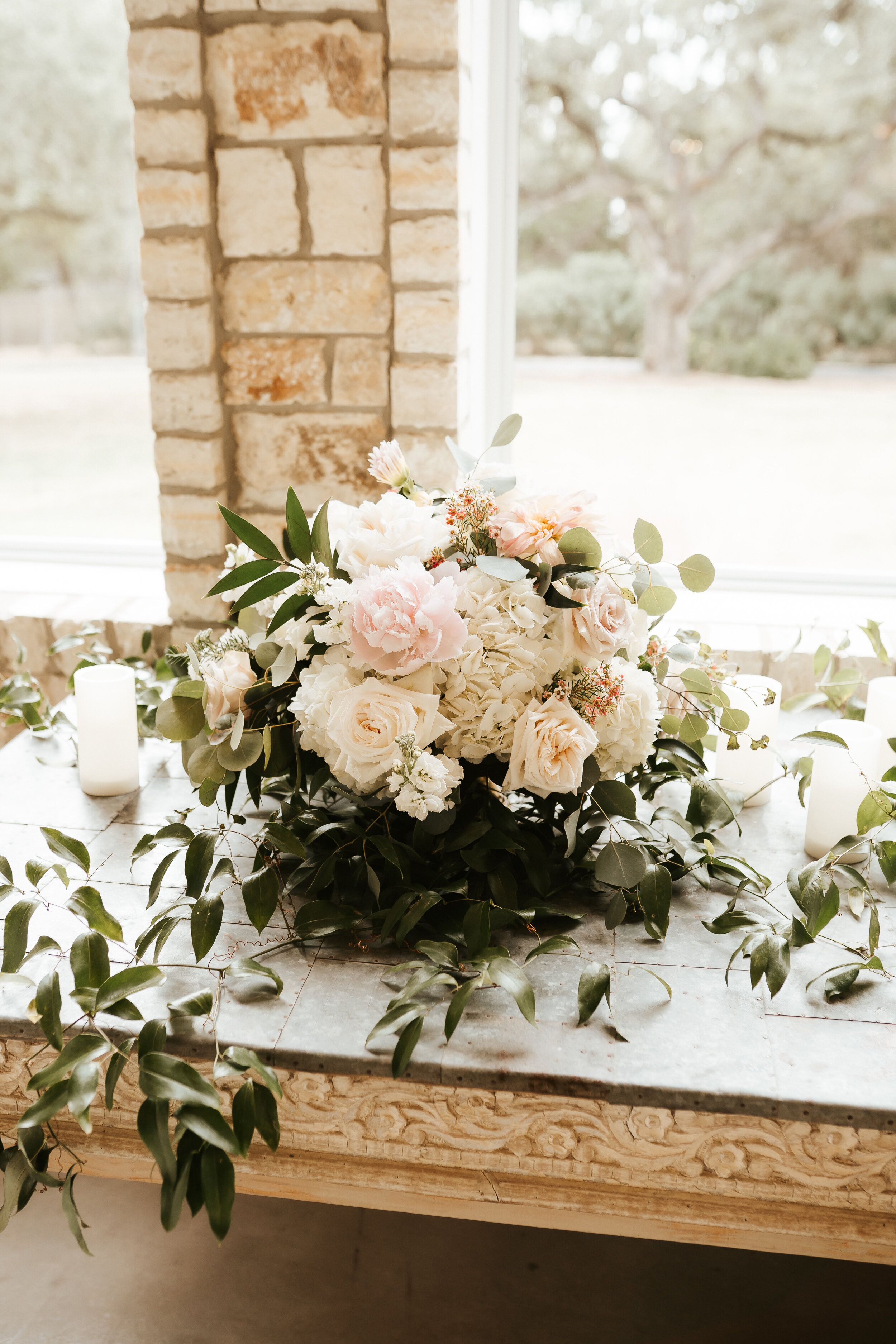 Pink-Champagne-Designs-wedding-florals-country-bride