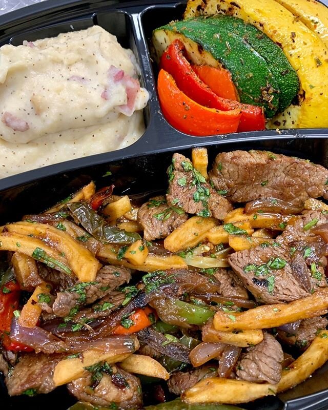 🤗On our boxed lunch menu today: Lomo Saltado, Garlic Mash, and Grilled Veggies.

Our Lomo Saltado is so addicting, guarantee you'll crave it. 🤤 ❗Get 10% OFF your first online order today!
https://chefsdelights.com/order-online