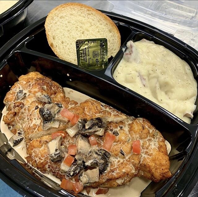 🤗On our boxed lunch menu today: Chicken Marsala, Garlic Mash, and French Bread &amp; Butter.

Who doesn't love a juicy breaded chicken breast with creamy mushroom sauce? 😜 ❗Get 10% OFF your first online order today!
https://chefsdelights.com/order-