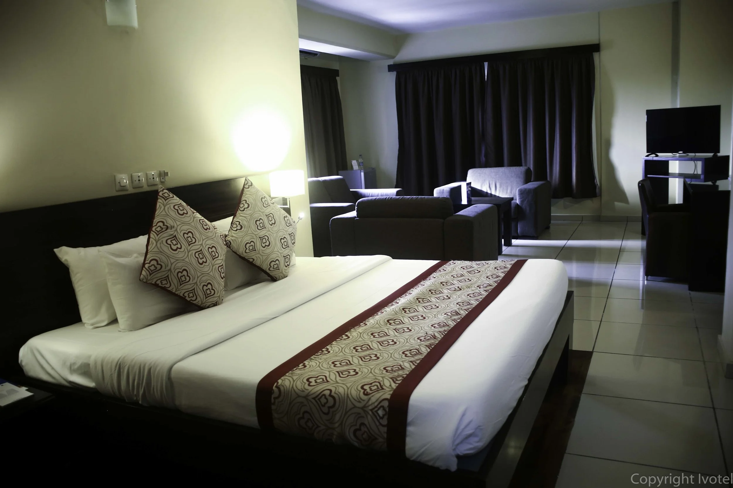 An outstanding three-star-hotel located in the heart of Abidjan, Plateau. The hotel is composed of 114 bedrooms , 22 studios and flats . You can also find within the hotel a restaurant , a bar , halls for seminaries , spaces for wedding hosting , a wellness center with fitness equipment and classes and a SPA .
