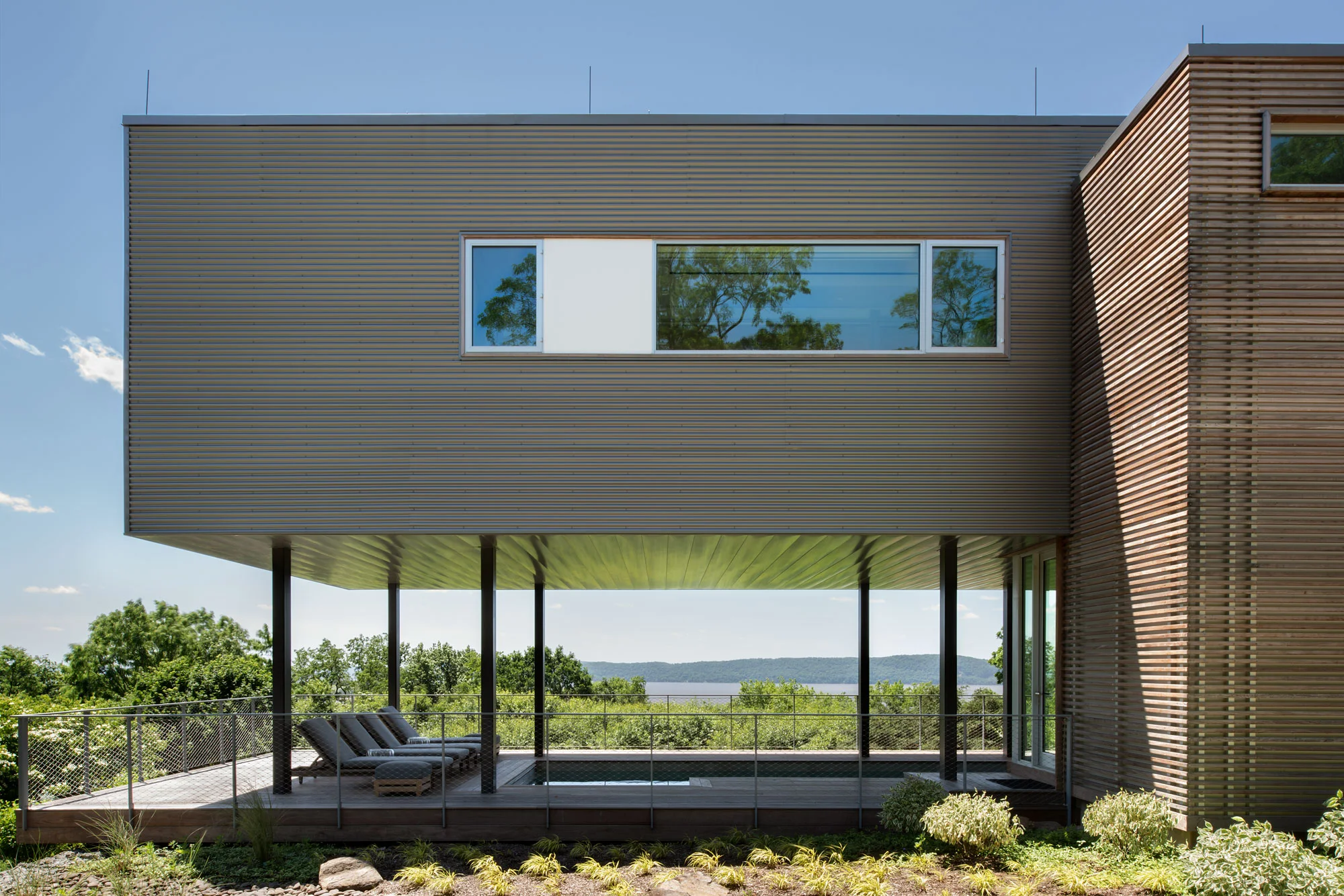 02-res4-resolution-4-architecture-modern-residential-hudson-river-house-crotononhudson-newyork-exterior-facade-elevation.jpg