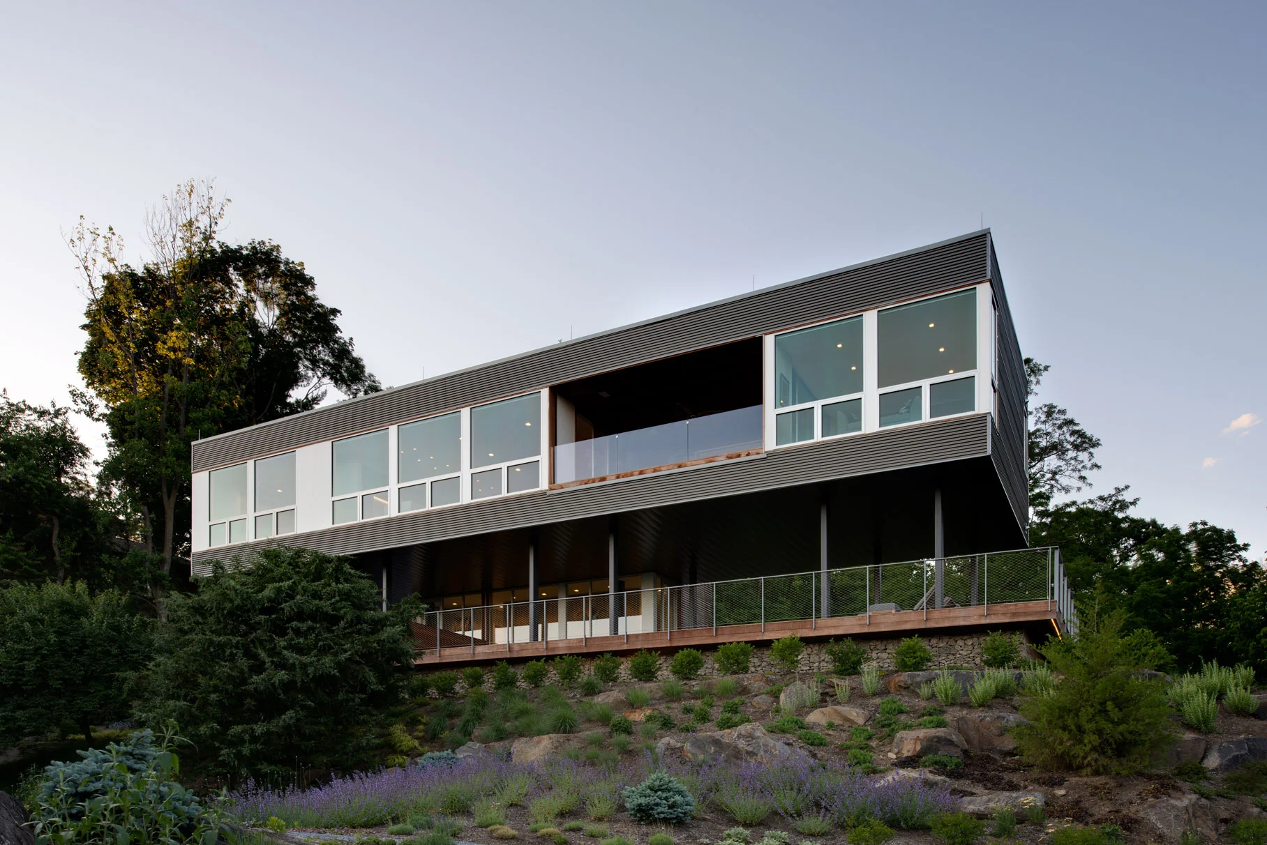 18-res4-resolution-4-architecture-modern-residential-hudson-river-house-crotononhudson-newyork-exterior-facade-elevation-landscape-dusk.jpg